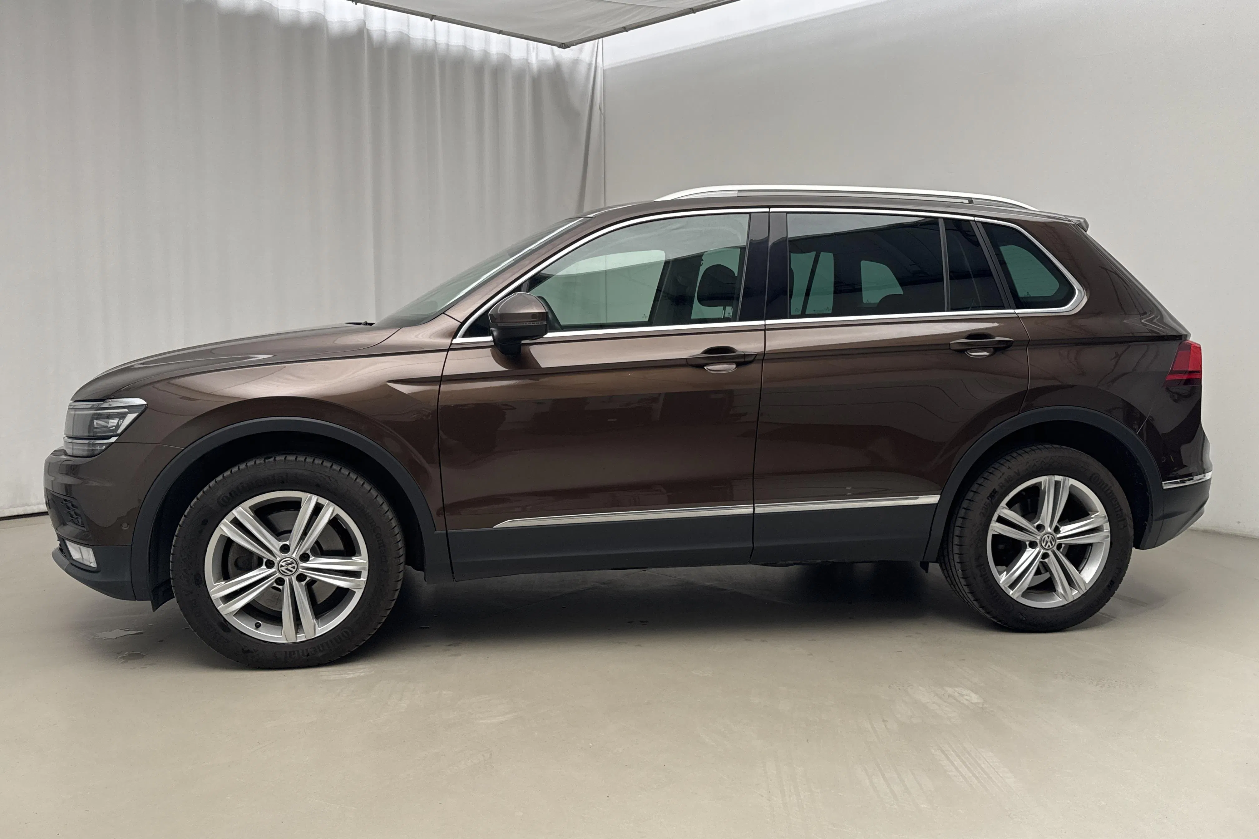 Presentationsfoto 2 av 20: VW Tiguan 2.0 TDI 4MOTION (190hk) - 13 132 mil - Automat - Dark Brown - 2017