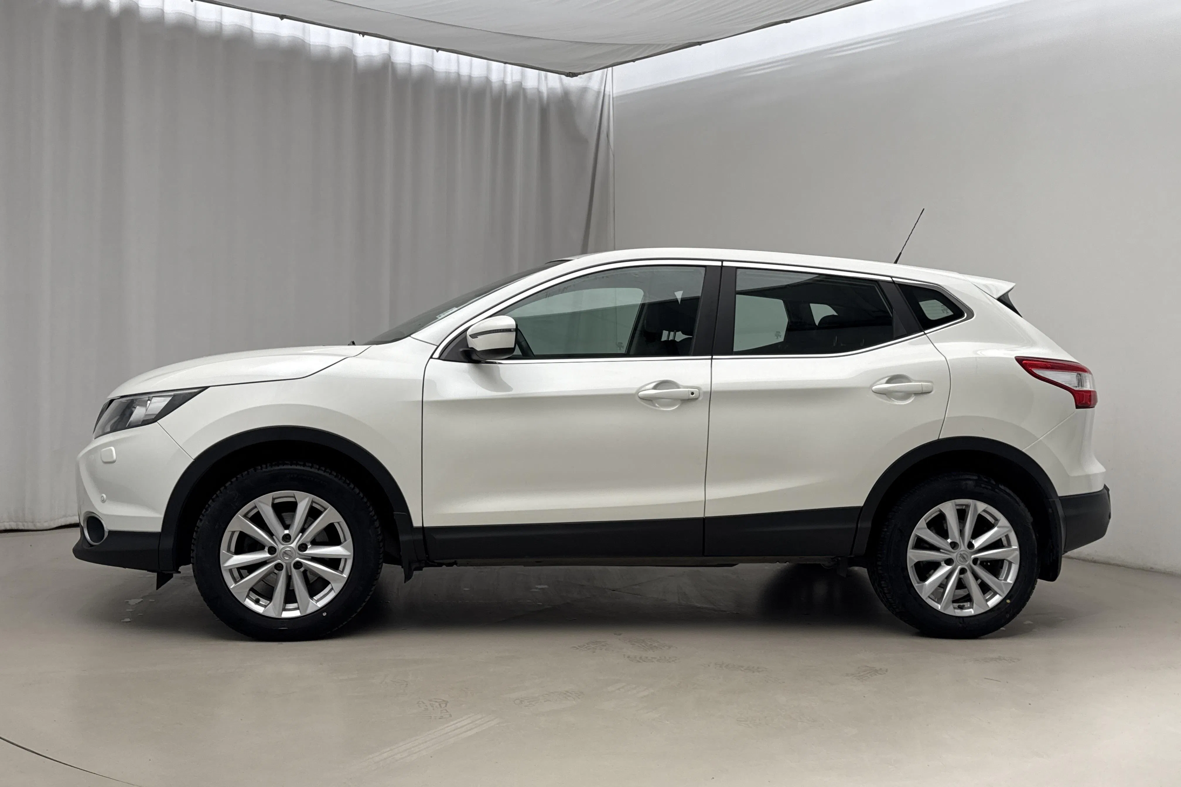 Presentationsfoto 2 av 18: Nissan Qashqai 1.2 (115hk) - 13 725 mil - Automat - vit - 2017