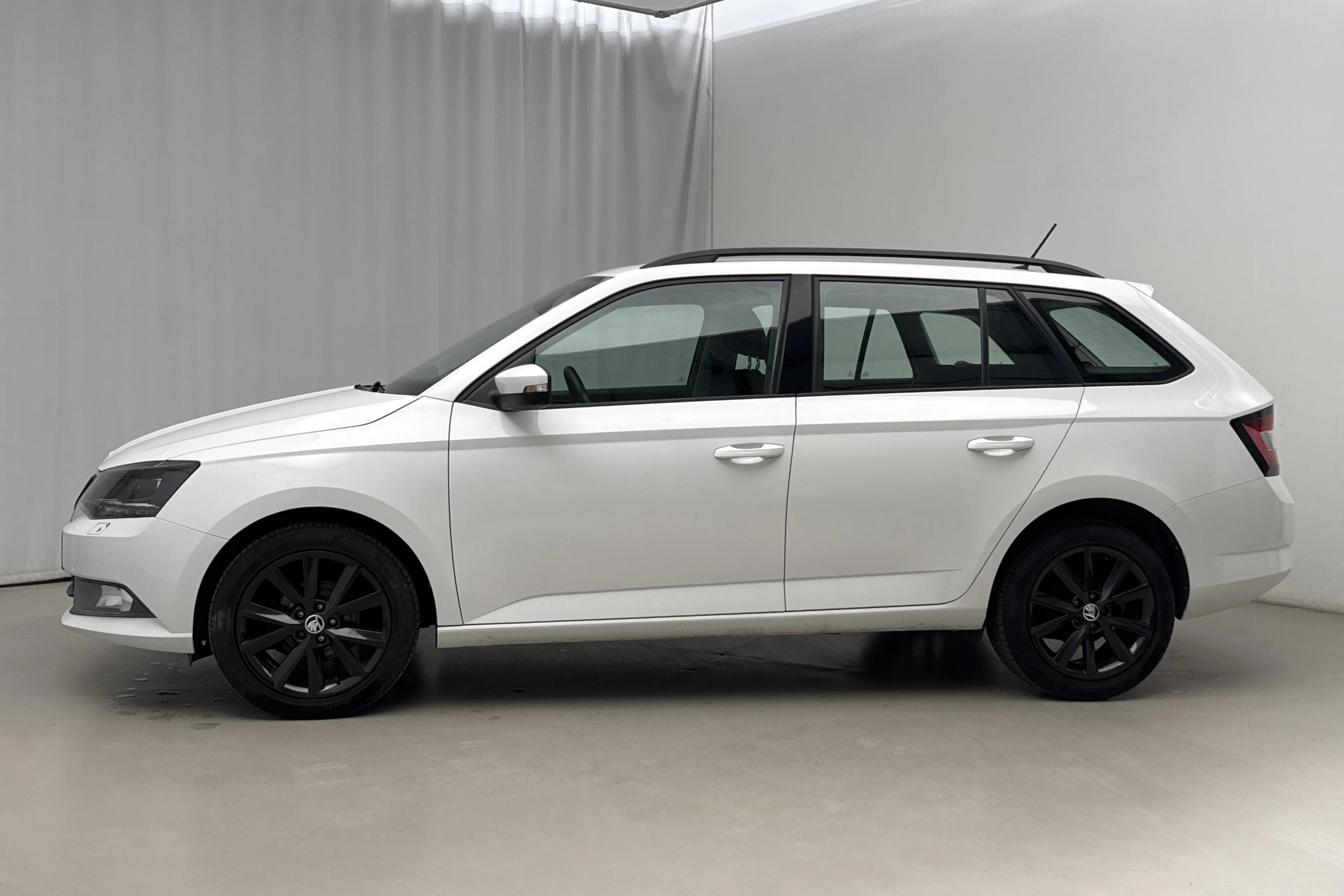 Presentationsfoto 2 av 19: Skoda Fabia 1.0 TSI Kombi (95hk) - 8 361 mil - Manuell - vit - 2018
