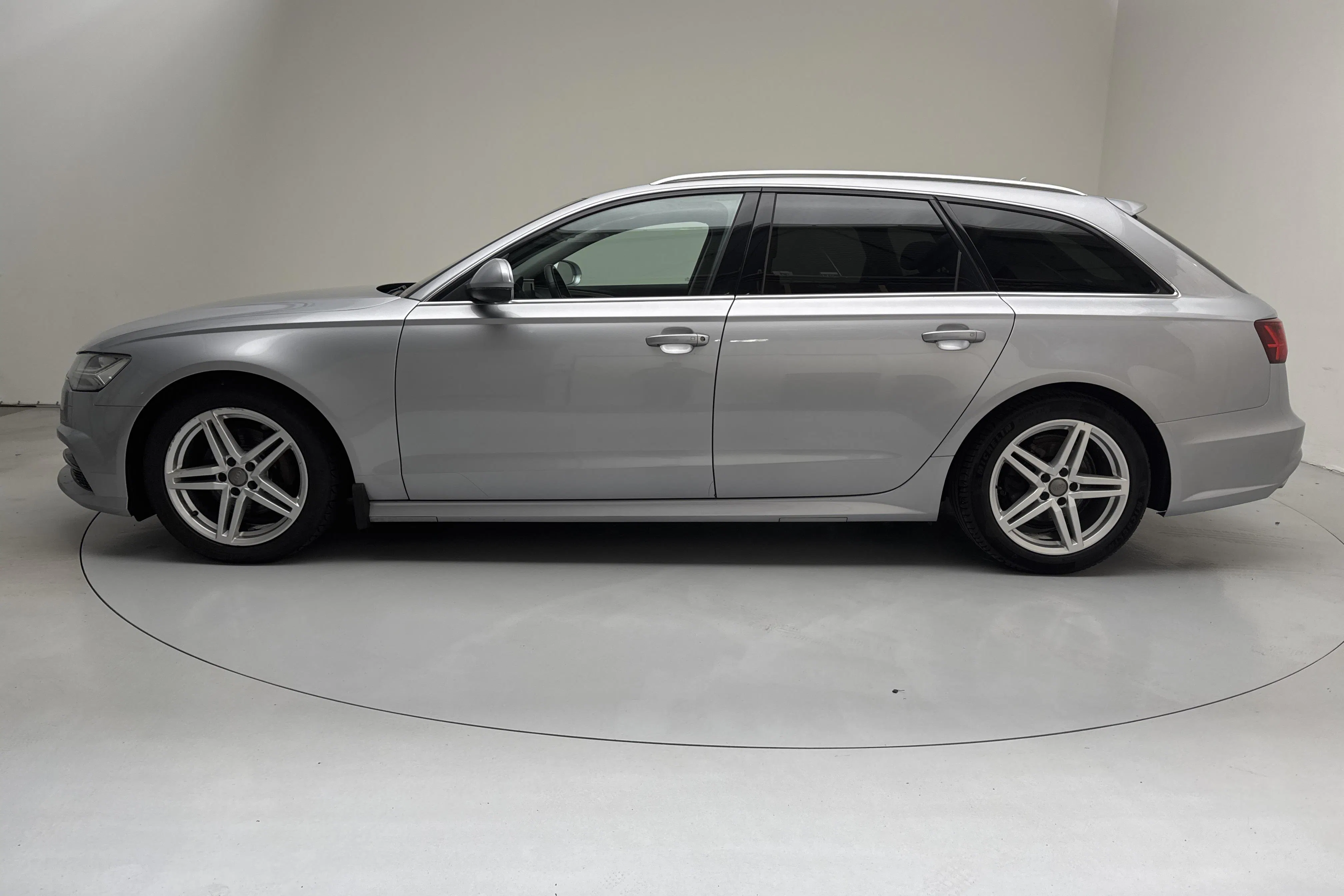 Presentationsfoto 2 av 13: Audi A6 2.0 TDI Avant (190hk) - 36 104 mil - Automat - silver - 2018
