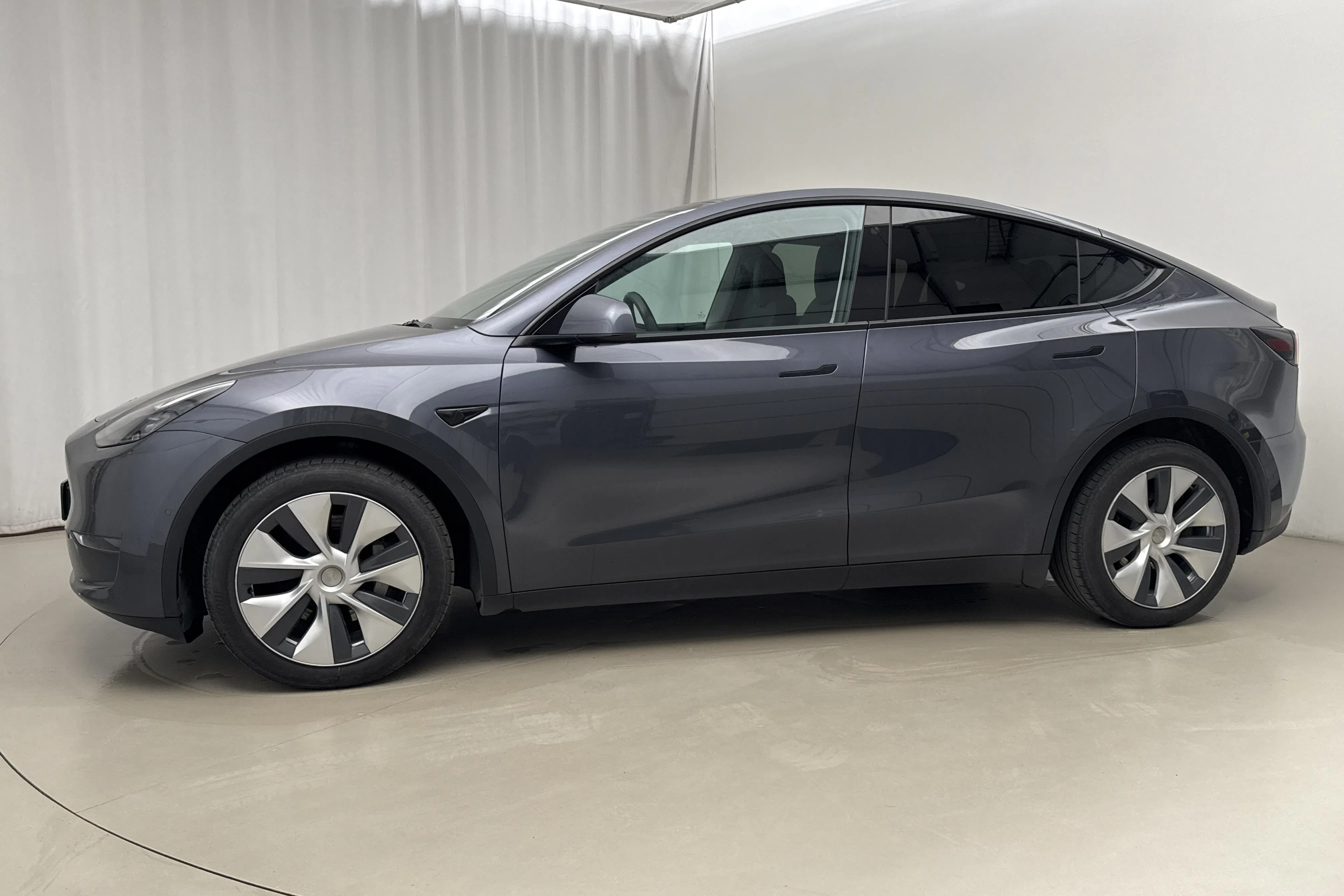 Presentationsfoto 2 av 24: Tesla Model Y Long Range Dual Motor AWD - 12 718 mil - Automat - grå - 2022
