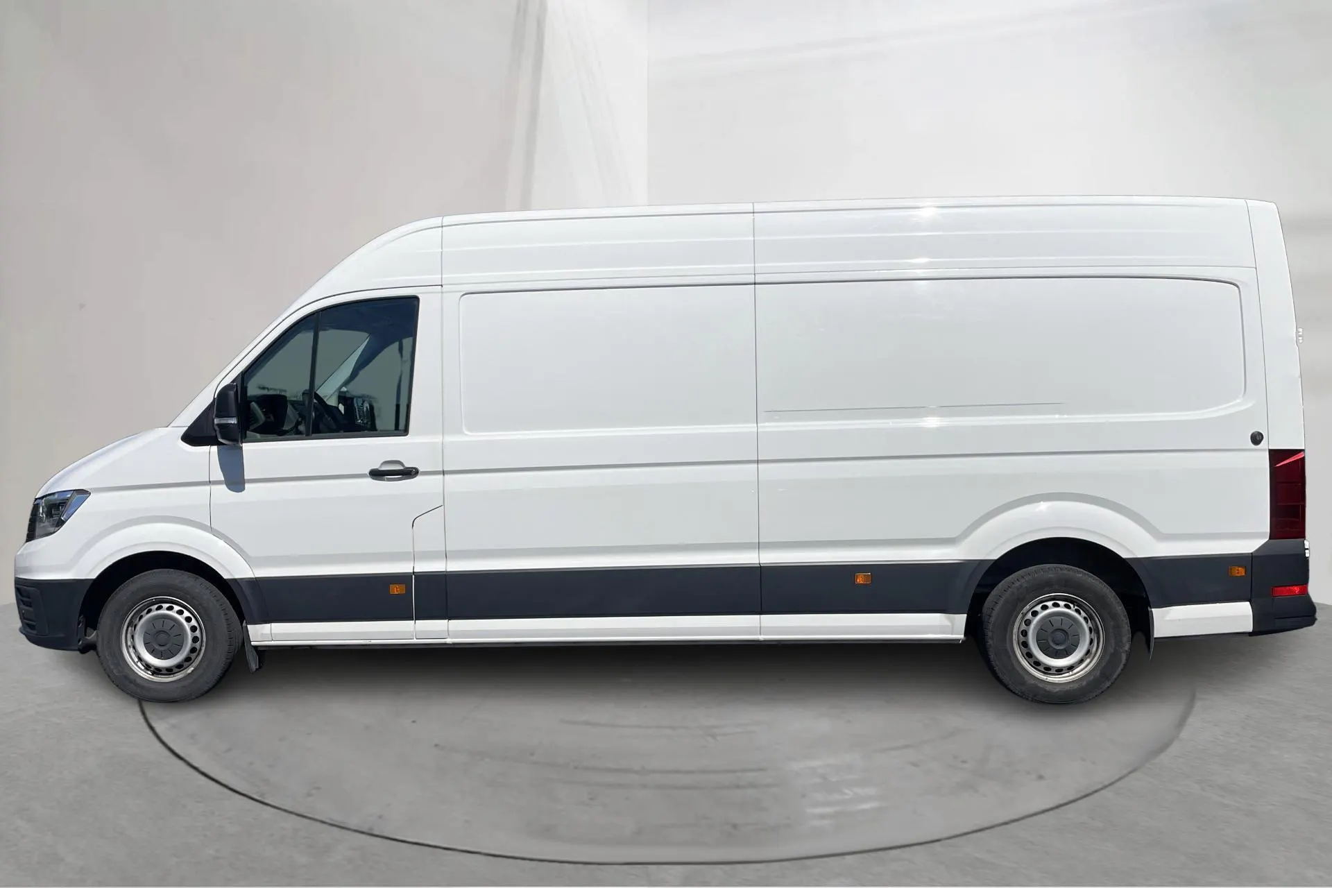 Presentation photo 2 of 14: VW Crafter 35 2.0 TDI Skåp (177hk) - 193 480 km - Manual - white - 2020