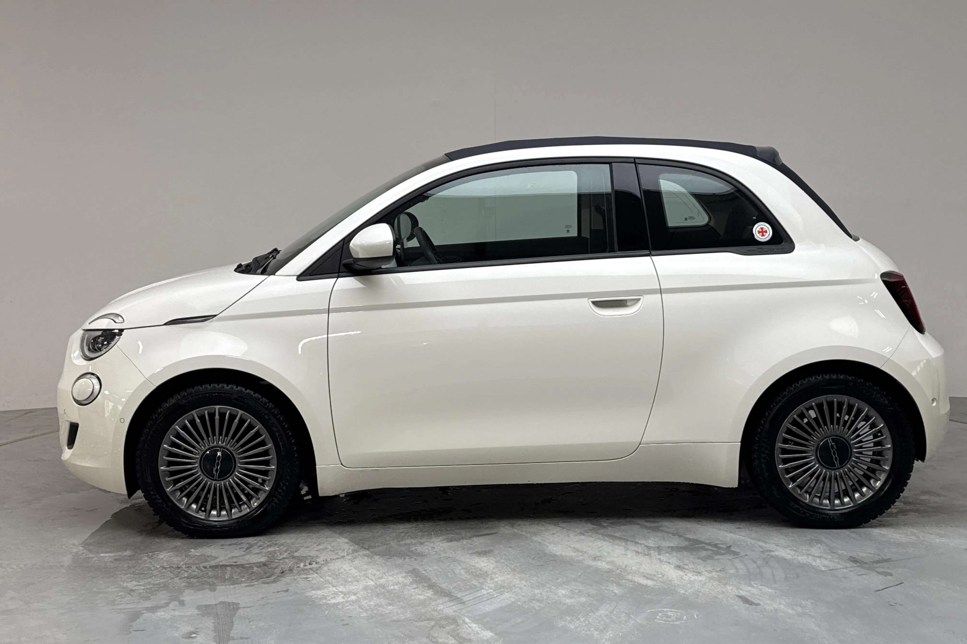 Presentationsfoto 2 av 17: Fiat 500e Cabriolet 42kWh (118hk) - 5 343 mil - Manuell - vit - 2021