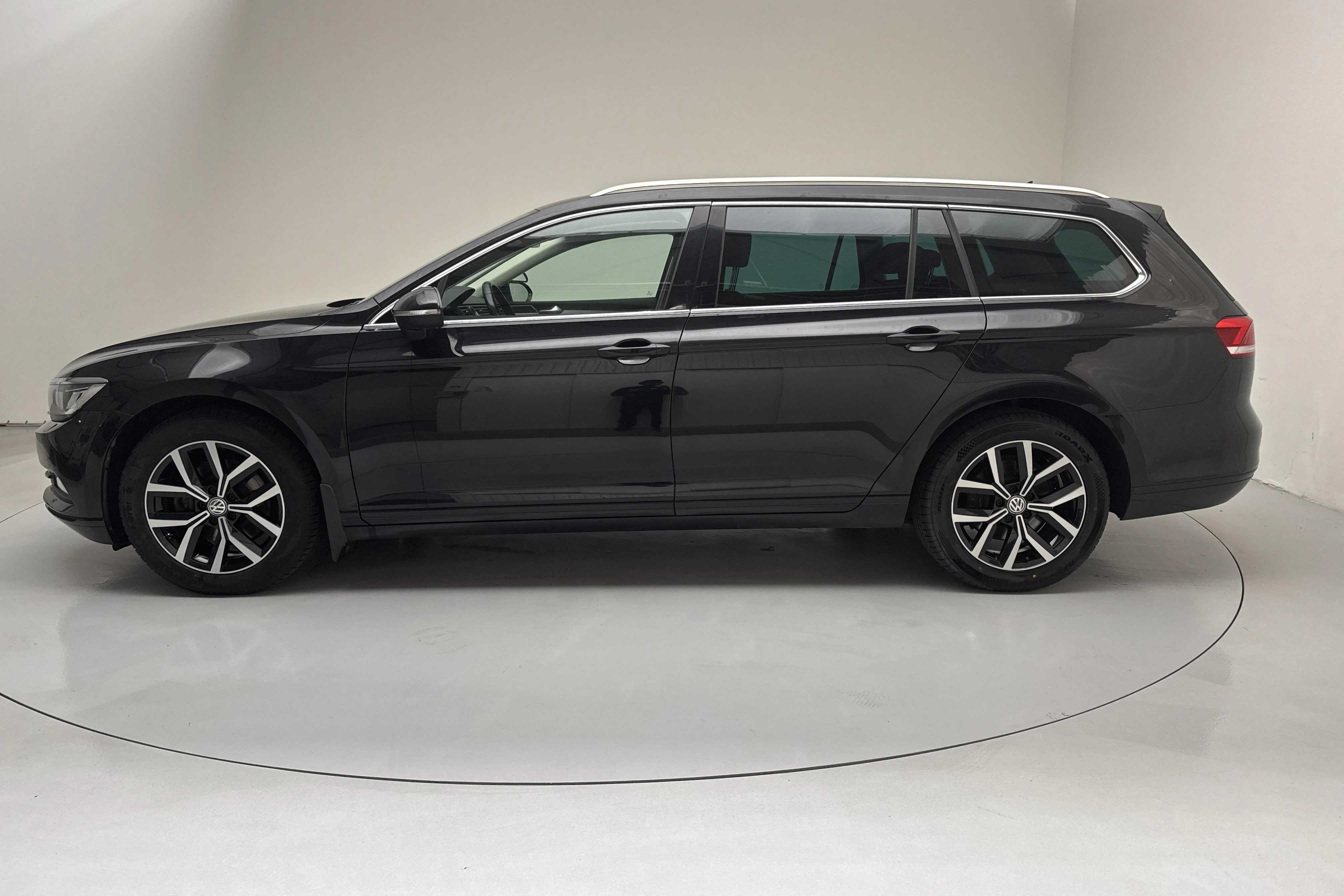 Presentationsfoto 2 av 16: VW Passat 2.0 TDI Sportscombi (150hk) - 15 554 mil - Manuell - svart - 2017