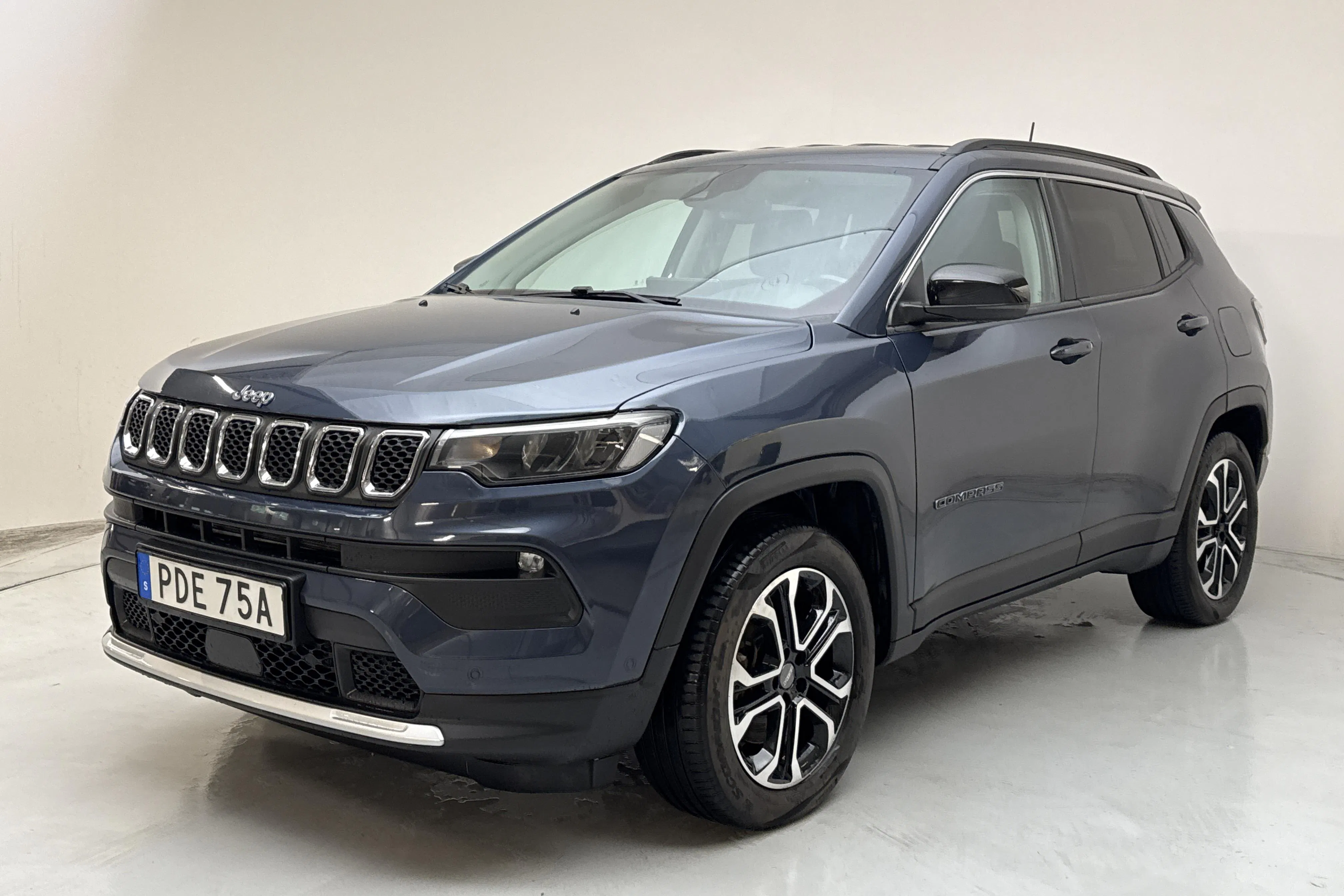 Presentationsfoto 1 av 16: Jeep Compass 1.3 PHEV 4WD (240hk) - 10 648 mil - Automat - blå - 2022