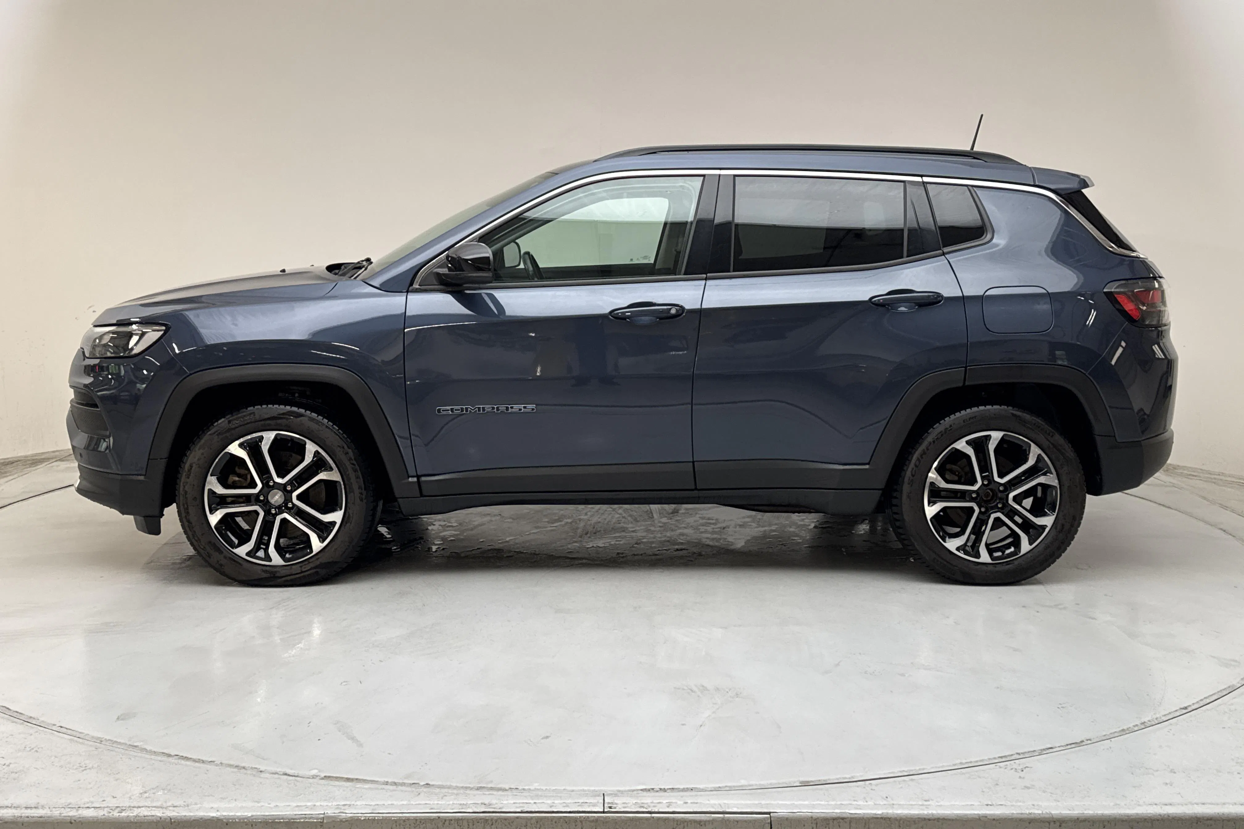 Presentationsfoto 2 av 16: Jeep Compass 1.3 PHEV 4WD (240hk) - 10 648 mil - Automat - blå - 2022