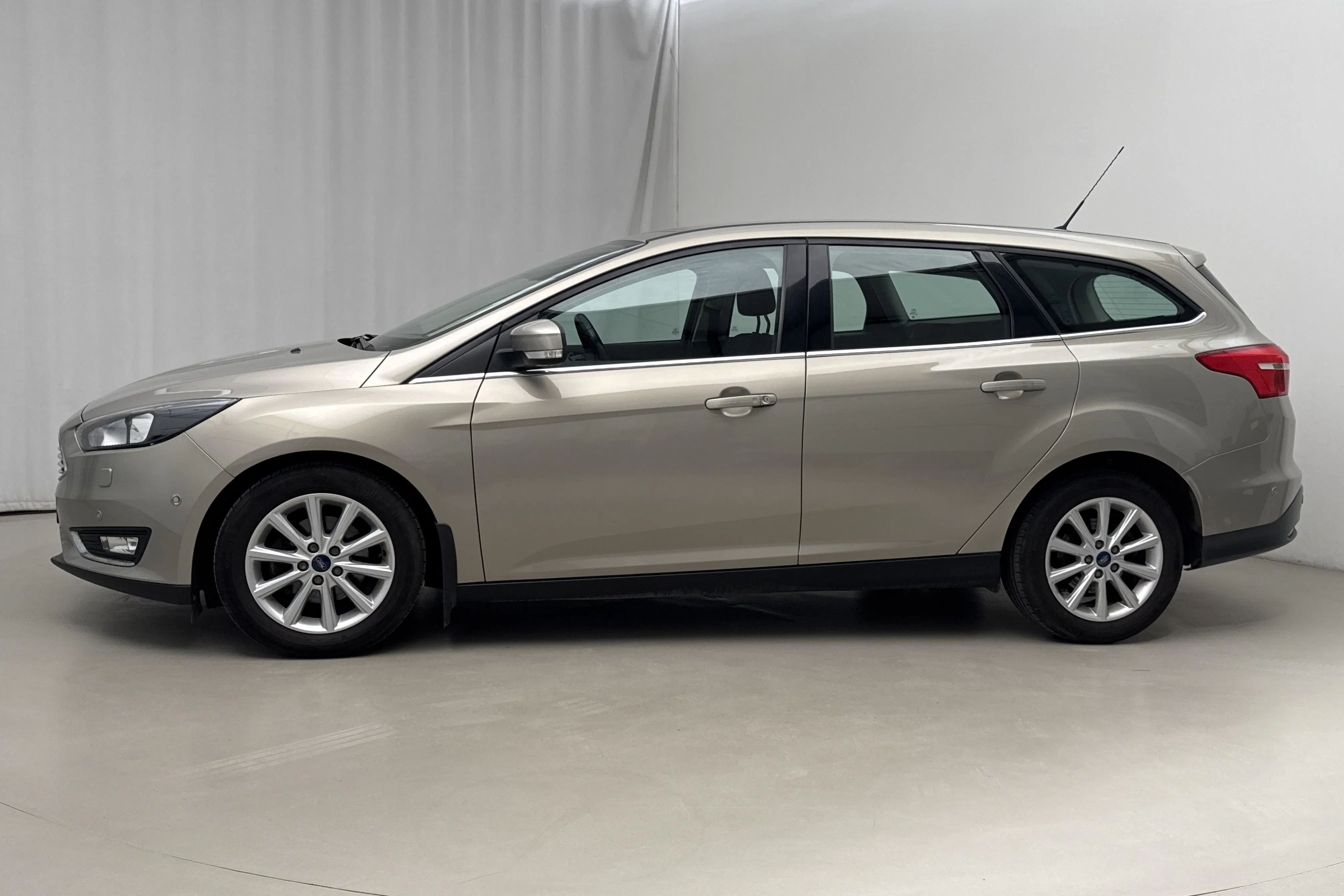 Presentationsfoto 2 av 18: Ford Focus 1.0 EcoBoost Kombi (125hk) - 4 657 mil - Manuell - grå - 2016