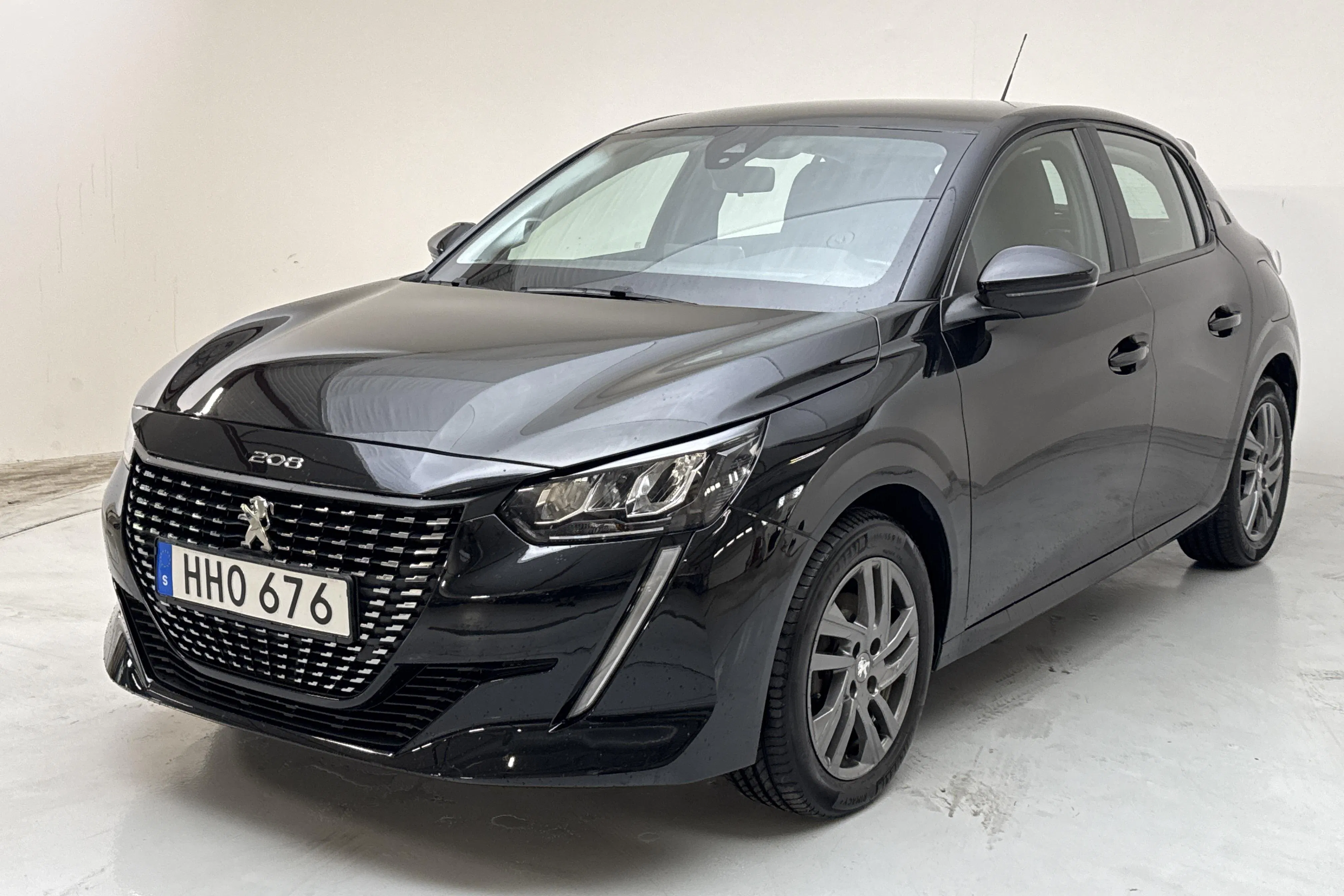 Presentation photo 1 of 13: Peugeot 208 1.2 PureTech 5dr (100hk) - 69 120 km - Automatic - black - 2022