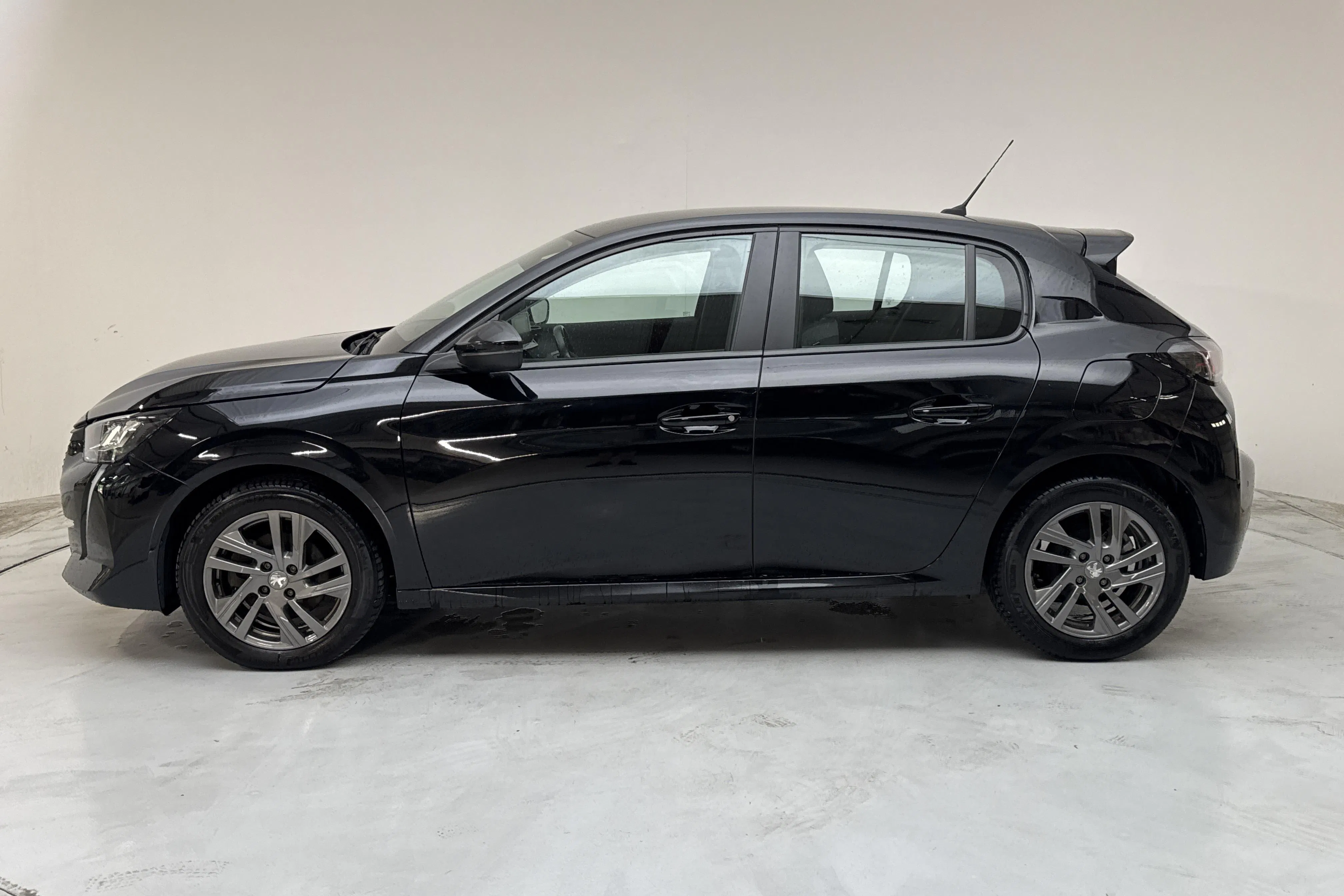 Presentation photo 2 of 13: Peugeot 208 1.2 PureTech 5dr (100hk) - 69 120 km - Automatic - black - 2022