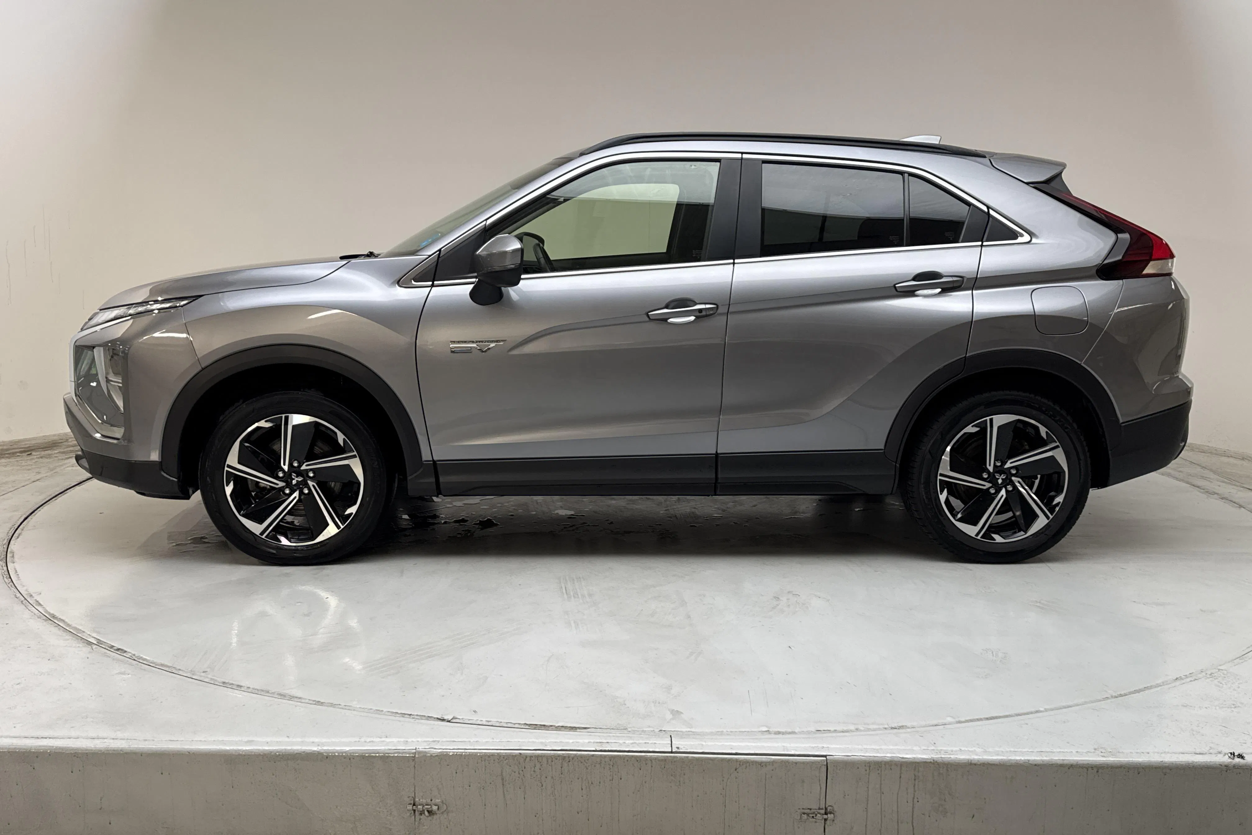 Presentationsfoto 2 av 16: Mitsubishi Eclipse Cross 2.4 PHEV 4WD (185hk) - 7 992 mil - Automat - grå - 2021