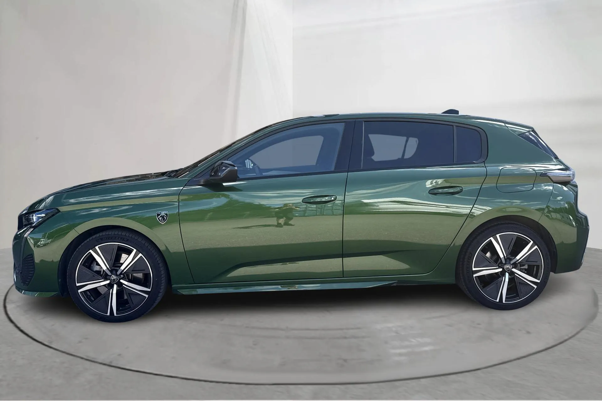 Presentation photo 2 of 19: Peugeot 308 1.6 PHEV 5dr (225hk) - 50 320 km - Automatic - green - 2023