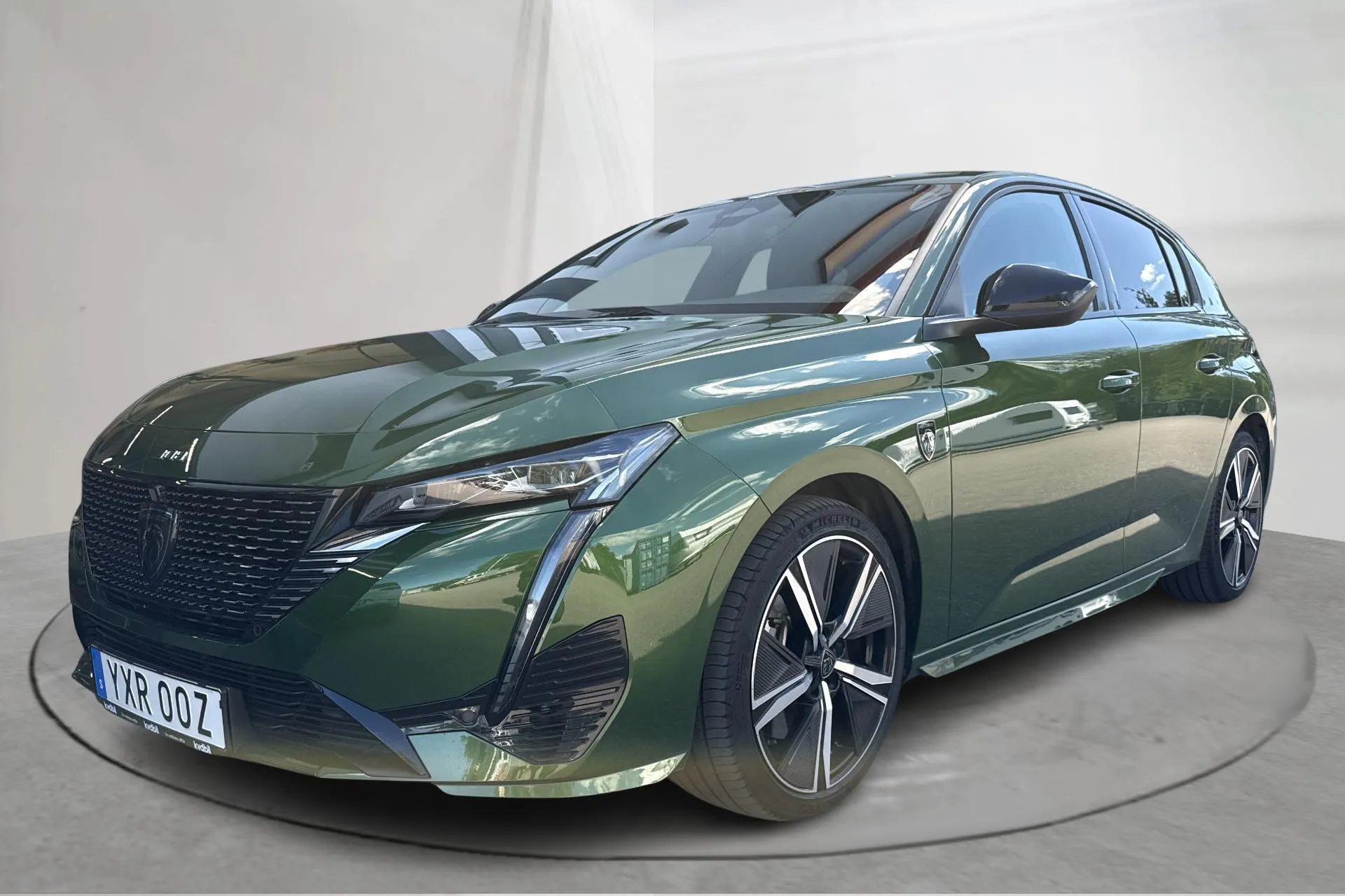 Presentation photo 1 of 19: Peugeot 308 1.6 PHEV 5dr (225hk) - 50 320 km - Automatic - green - 2023