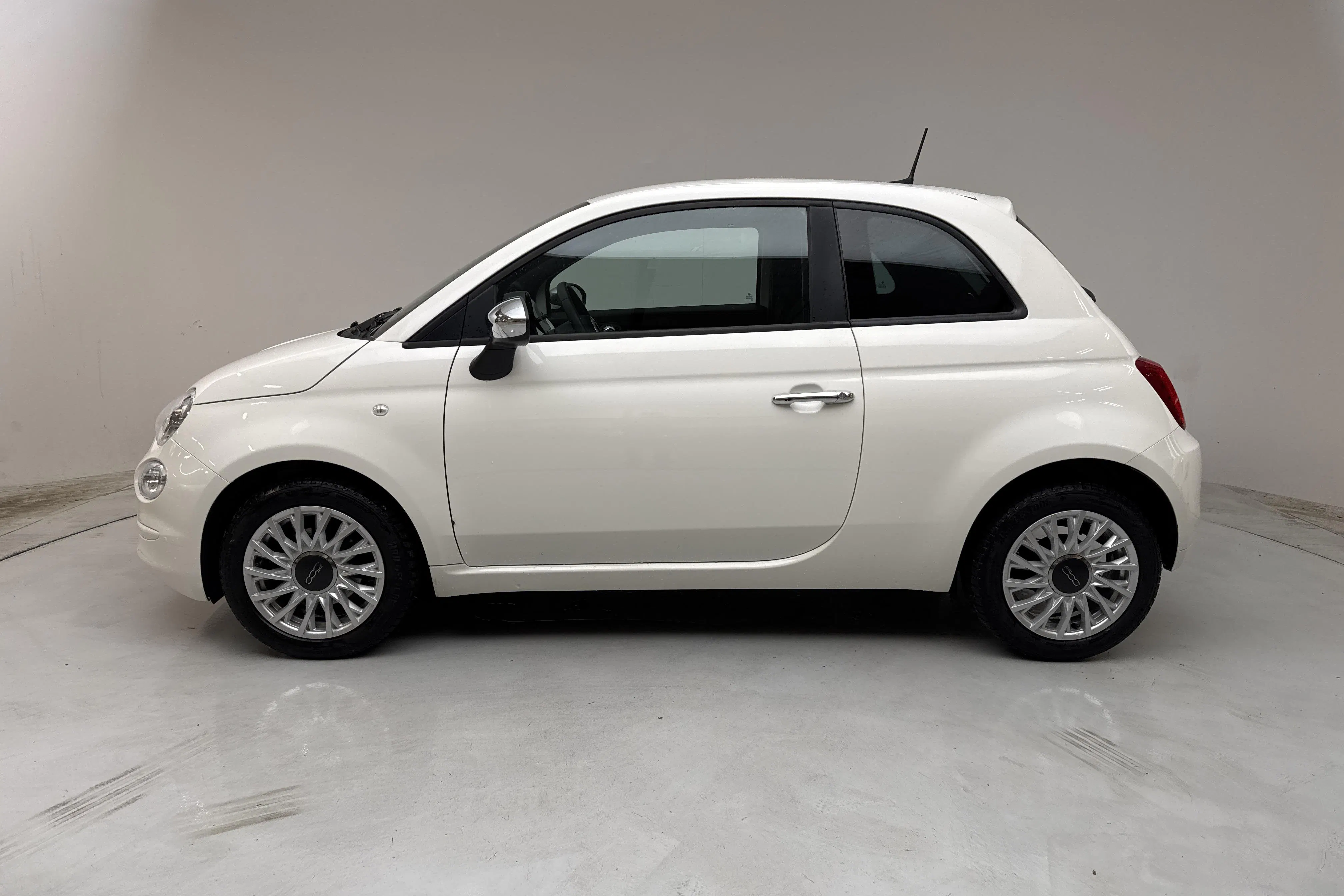 Presentationsfoto 2 av 12: Fiat 500 Hybrid (70hk) - 3 403 mil - Manuell - vit - 2023