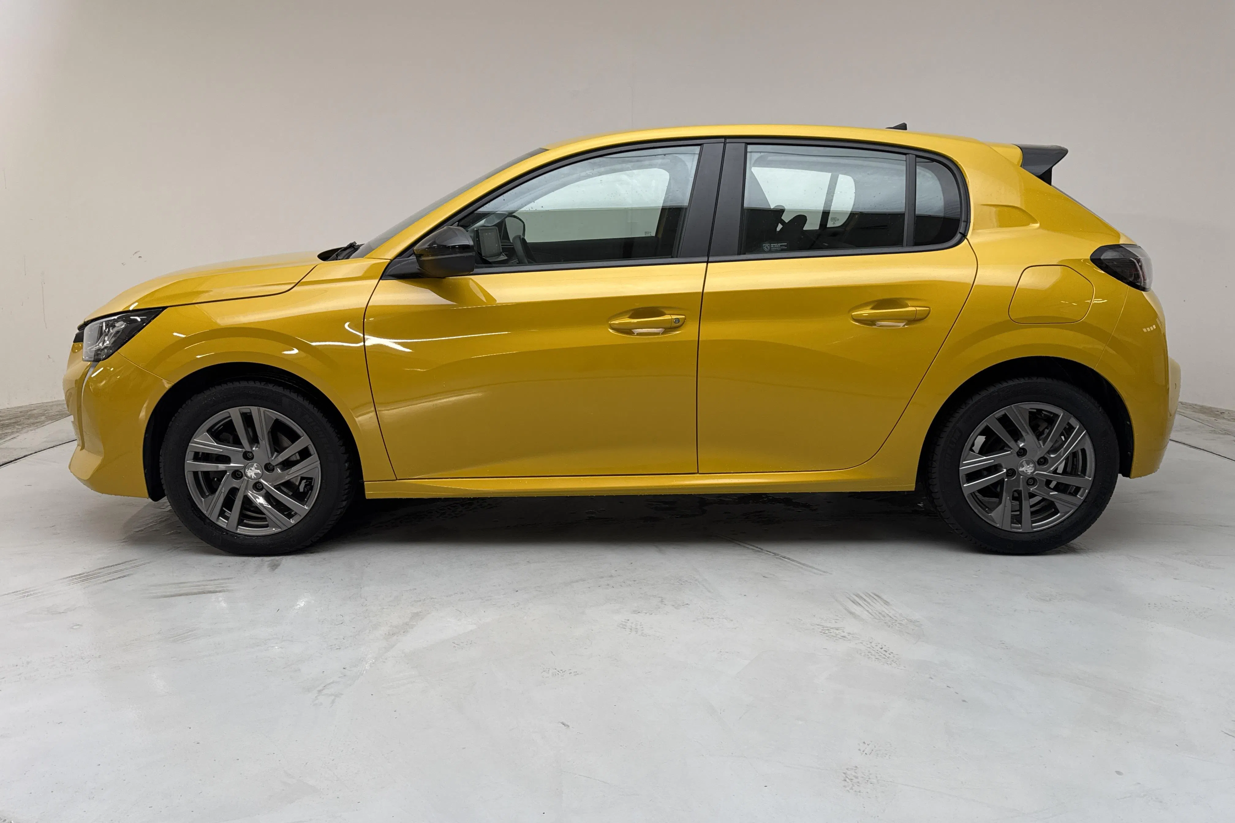 Presentation photo 2 of 12: Peugeot 208 1.2 PureTech 5dr (100hk) - 52 390 km - Automatic - yellow - 2022