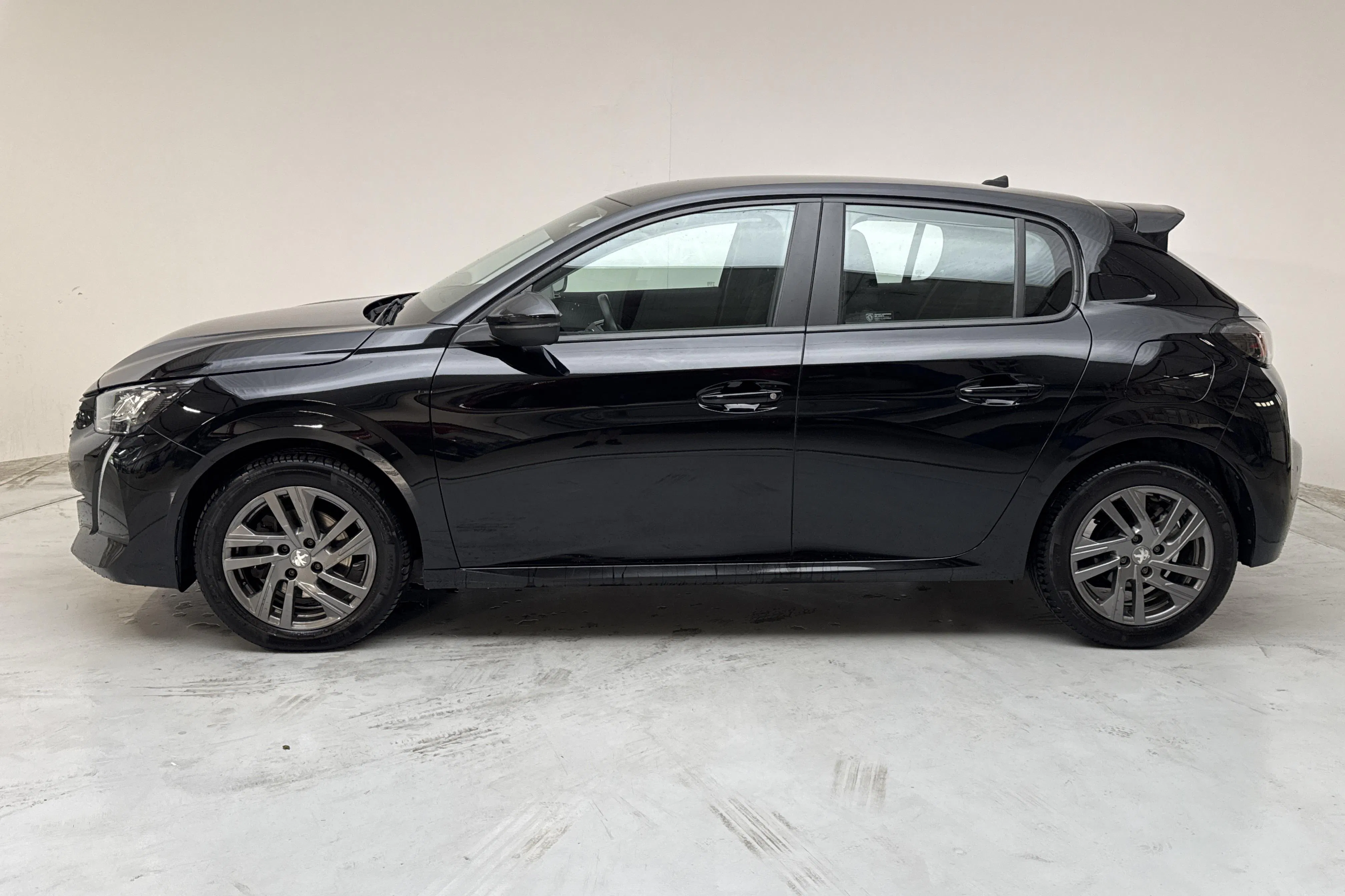 Presentation photo 2 of 13: Peugeot 208 1.2 PureTech 5dr (100hk) - 72 460 km - Automatic - black - 2022