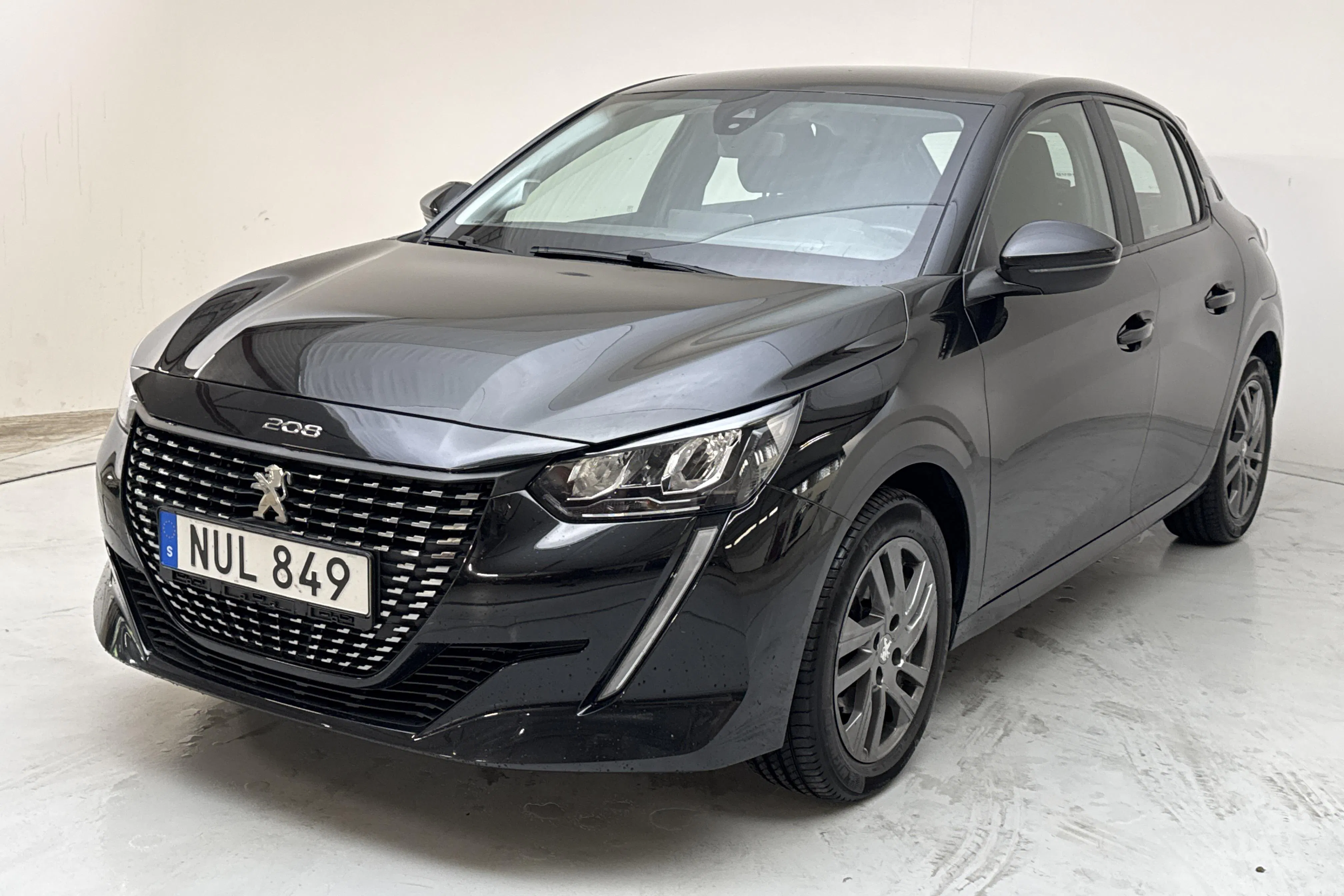 Presentation photo 1 of 13: Peugeot 208 1.2 PureTech 5dr (100hk) - 72 460 km - Automatic - black - 2022