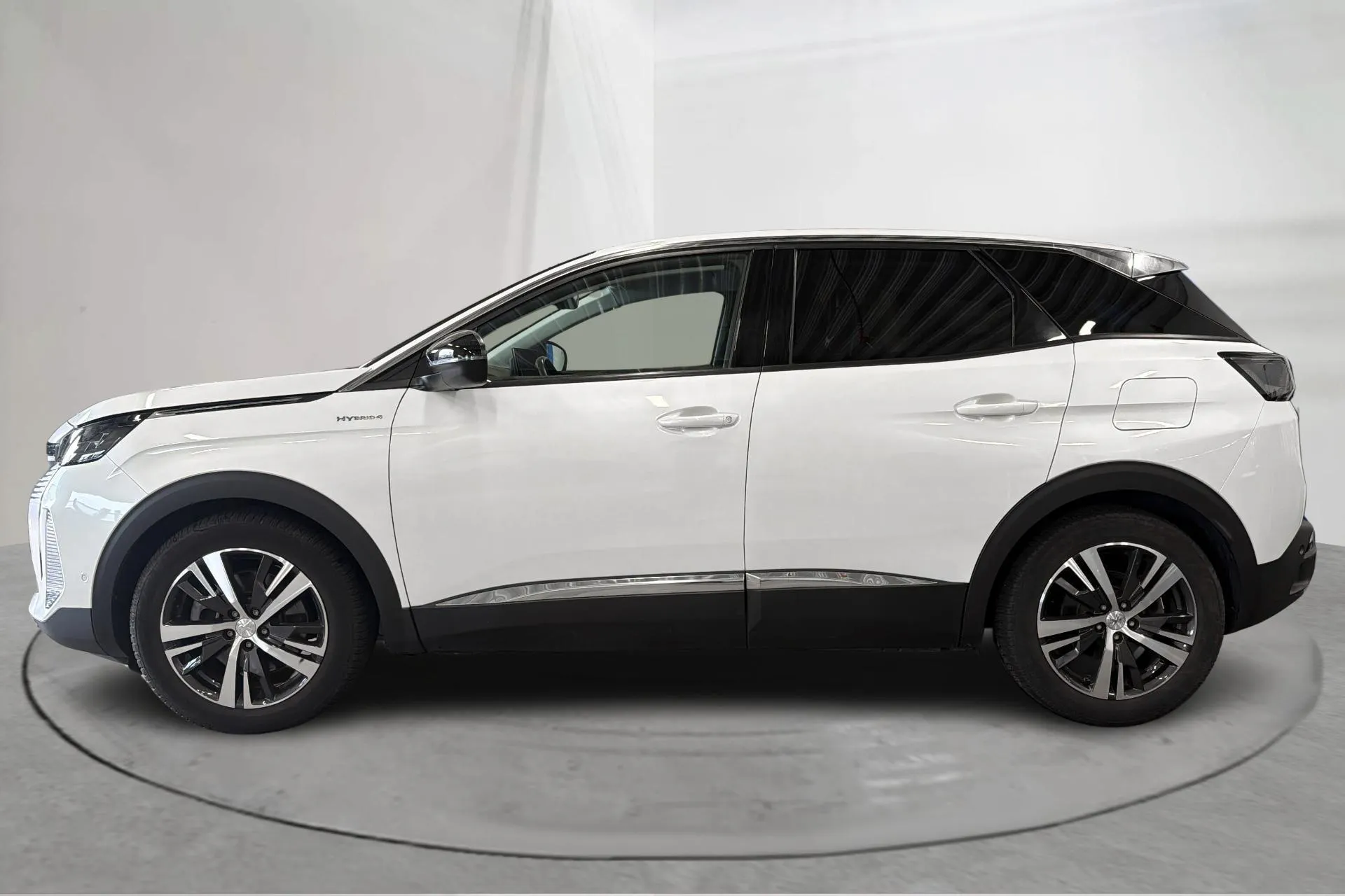 Presentationsfoto 2 av 19: Peugeot 3008 1.6 Plug-in Hybrid 4 (300hk) - 5 567 mil - Automat - vit - 2022