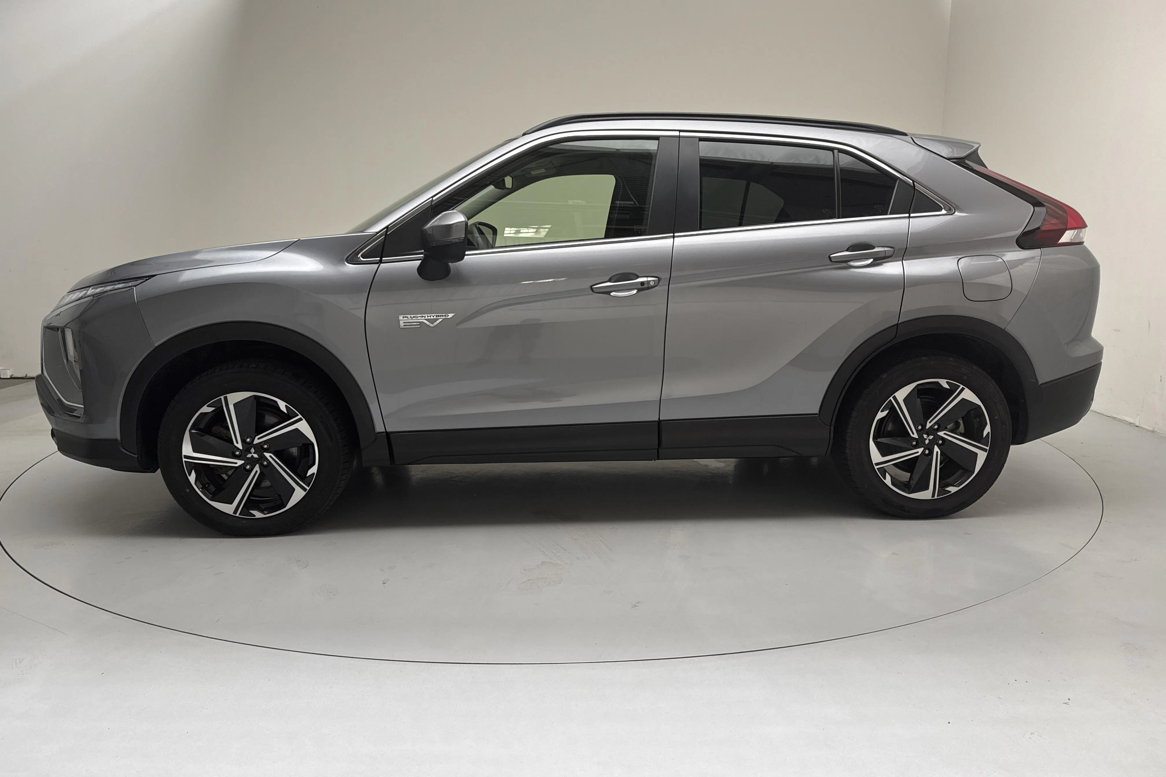 Presentation photo 2 of 15: Mitsubishi Eclipse Cross 2.4 PHEV 4WD (185hk) - 54 130 km - Automatic - gray - 2021