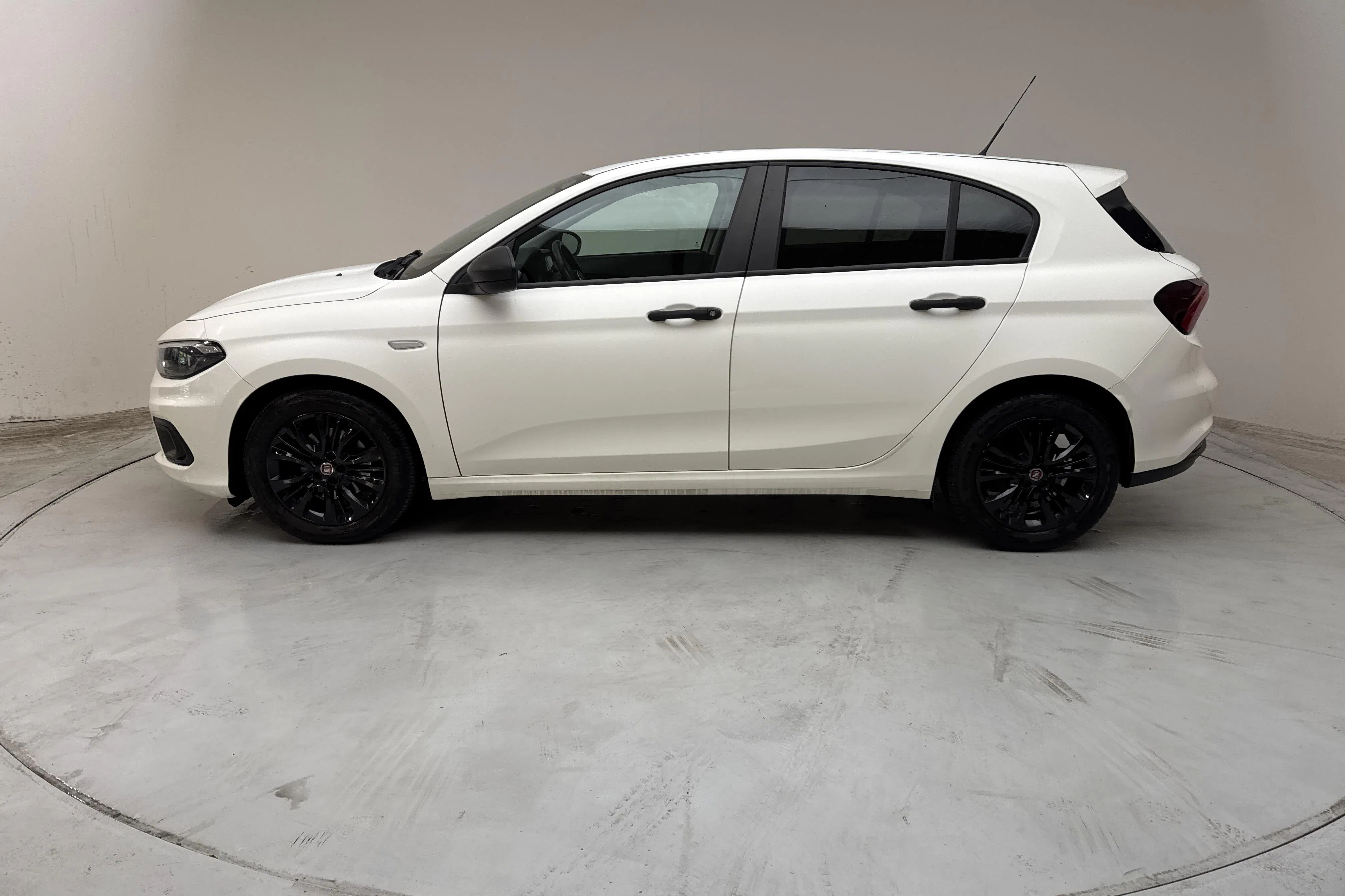 Presentation photo 2 of 12: Fiat Tipo 1.4 5dr (95hk) - 96 420 km - Manual - white - 2019