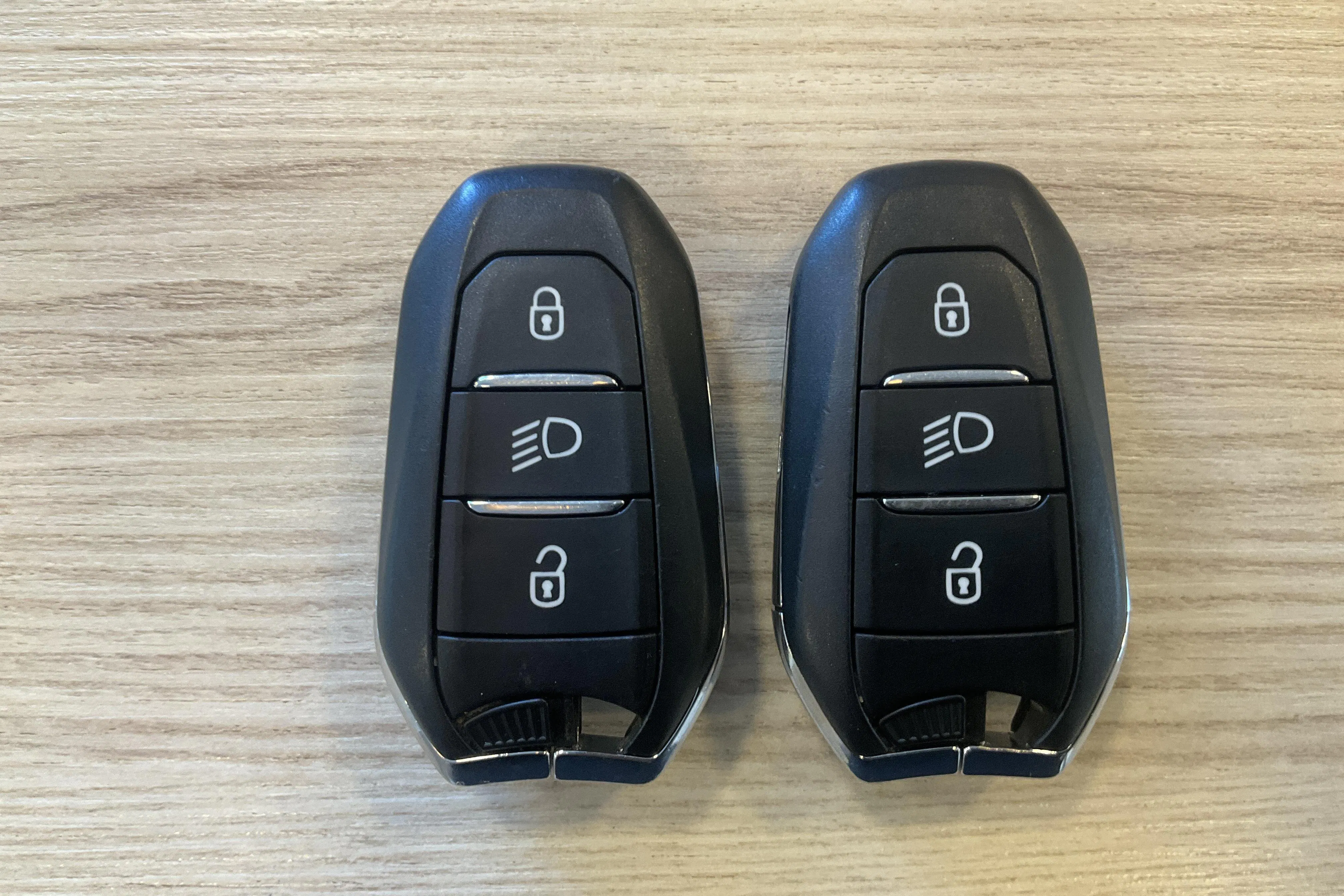 Presentationsfoto 16 av 16: Peugeot 3008 1.6 Plug-in Hybrid 4 (300hk) - 5 414 mil - Automat - svart - 2022