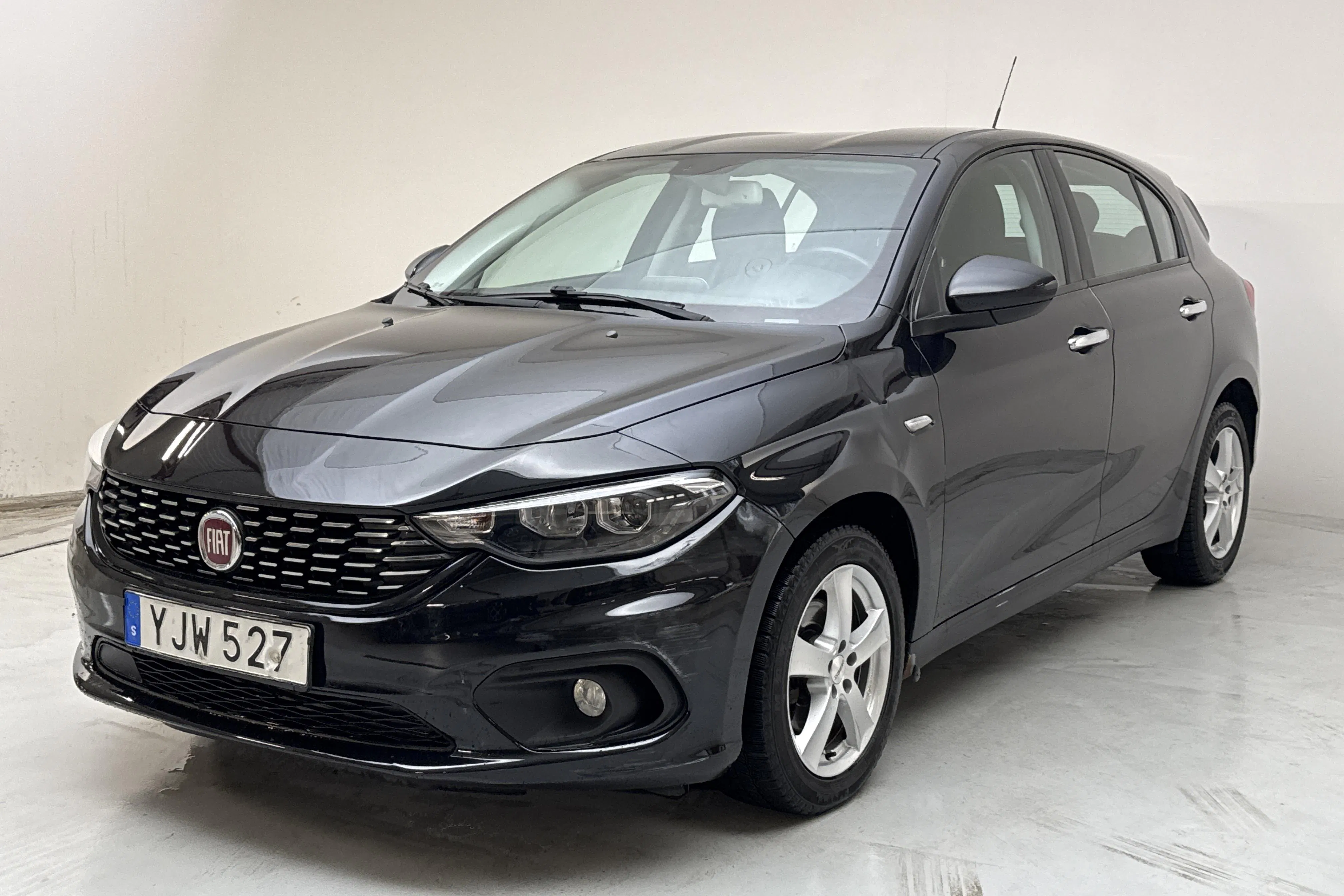 Presentation photo 1 of 11: Fiat Tipo 1.6 5dr (120hk) - 138 310 km - Manual - black - 2017