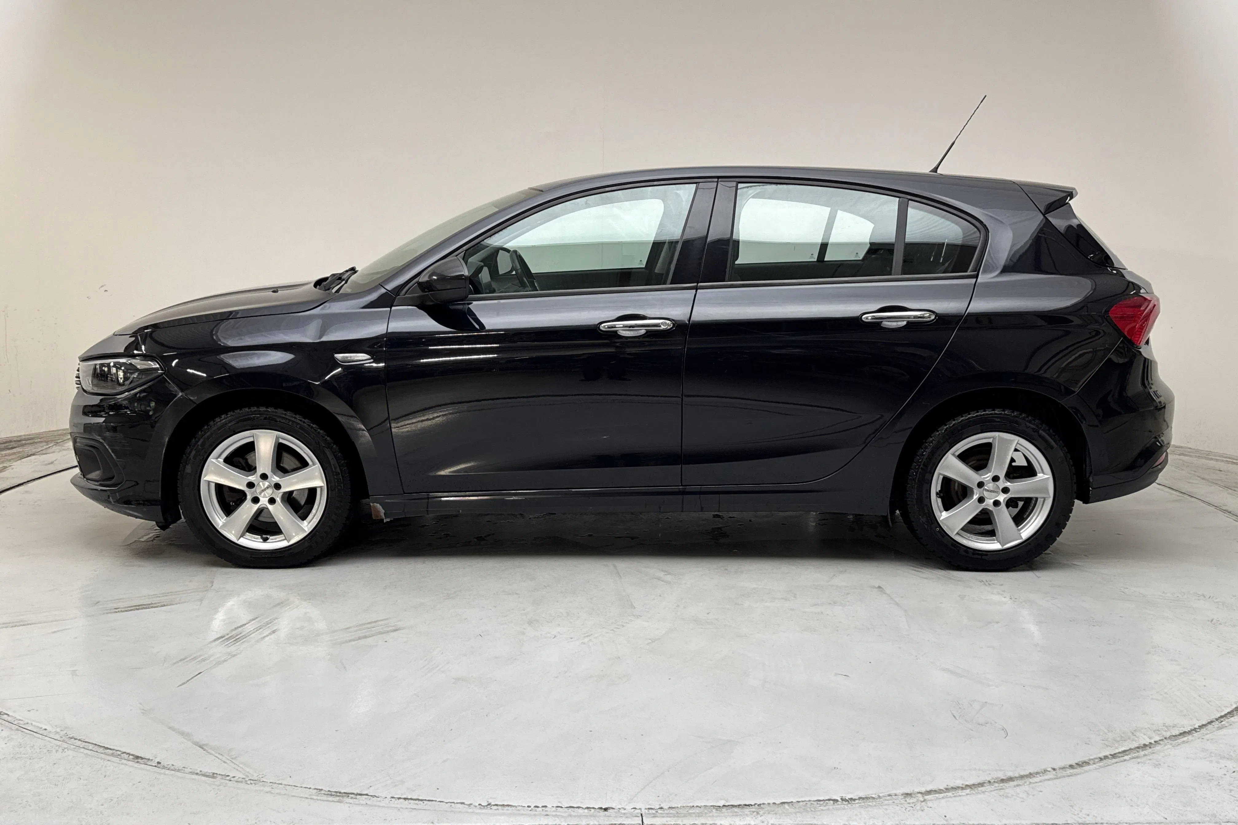 Presentation photo 2 of 11: Fiat Tipo 1.6 5dr (120hk) - 138 310 km - Manual - black - 2017