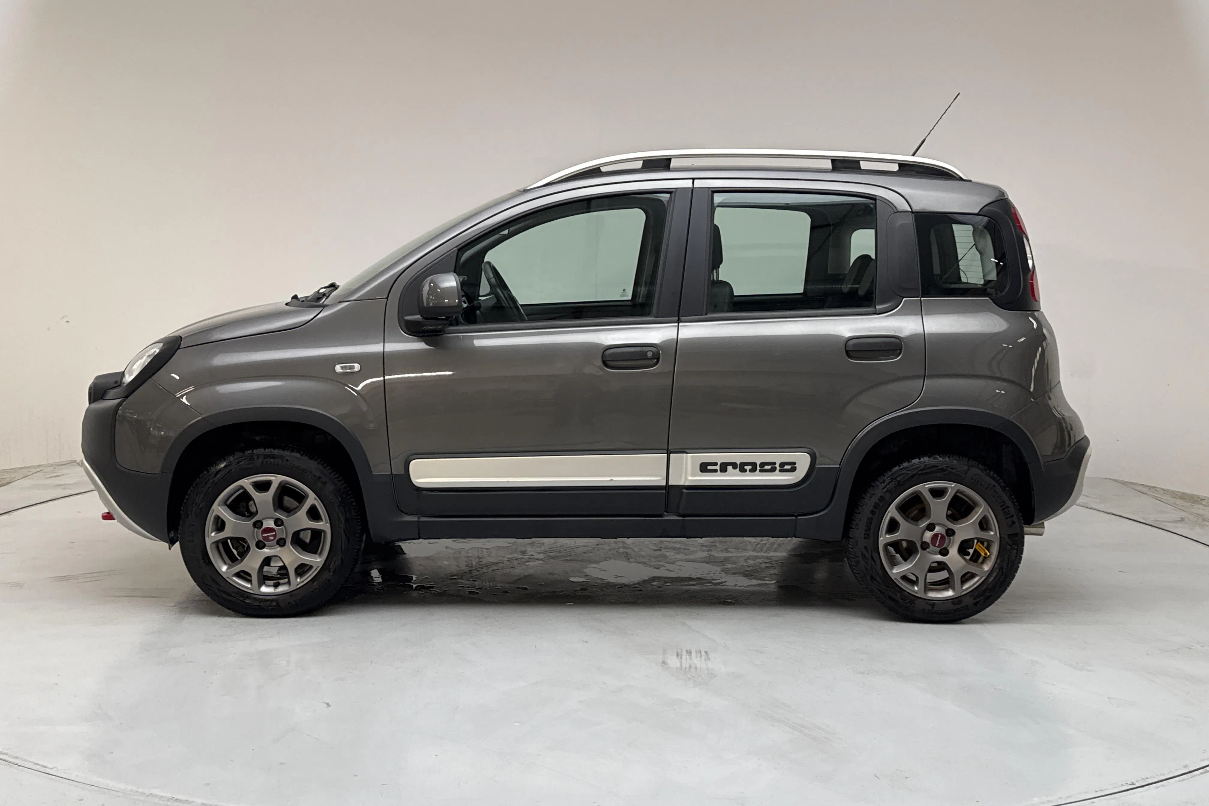 Presentationsfoto 2 av 12: Fiat Panda Cross 0.9 4x4 (85hk) - 5 448 mil - Manuell - grå - 2019
