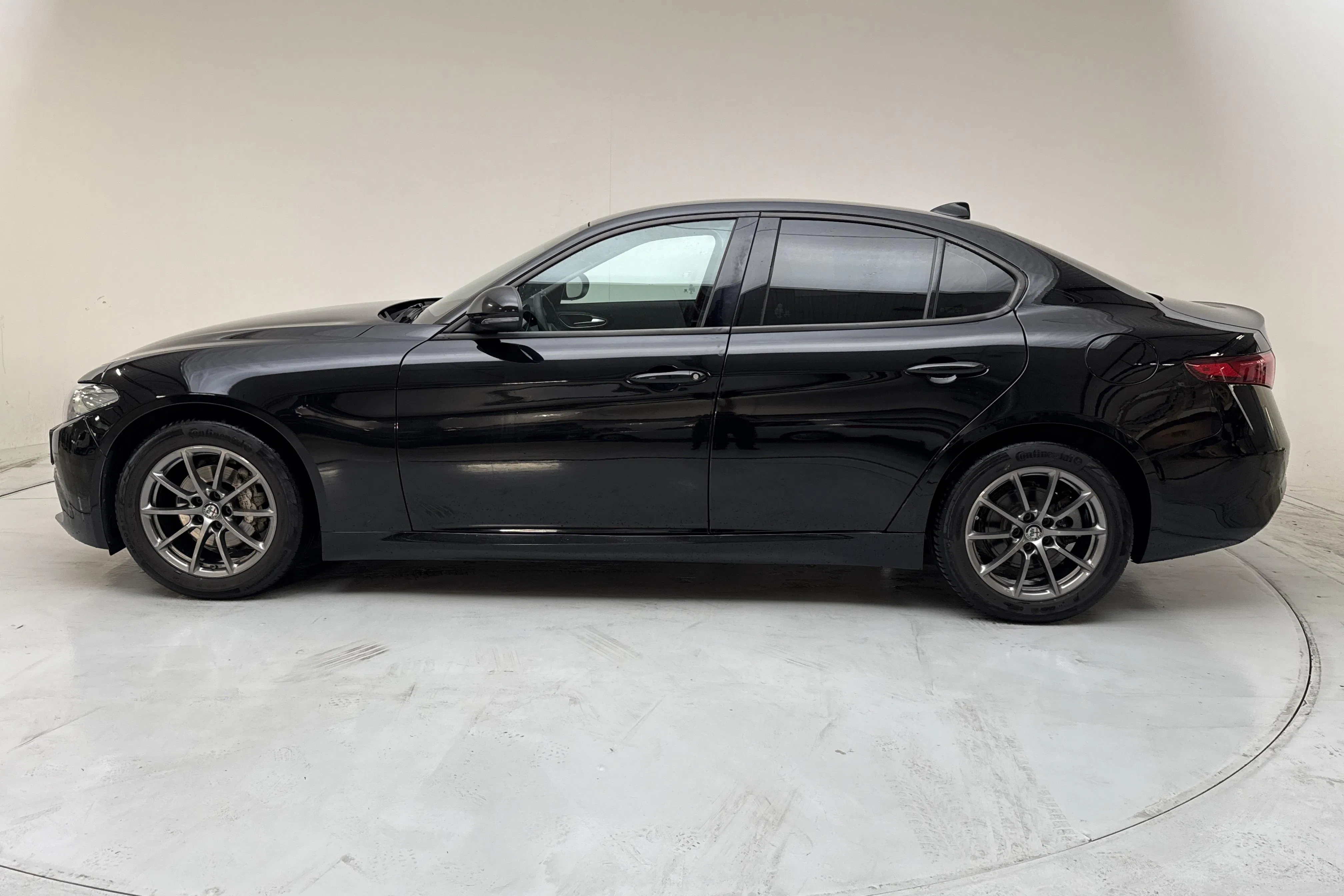 Presentation photo 2 of 14: Alfa Romeo Giulia 2.0 (200hk) - 82 970 km - Automatic - black - 2019