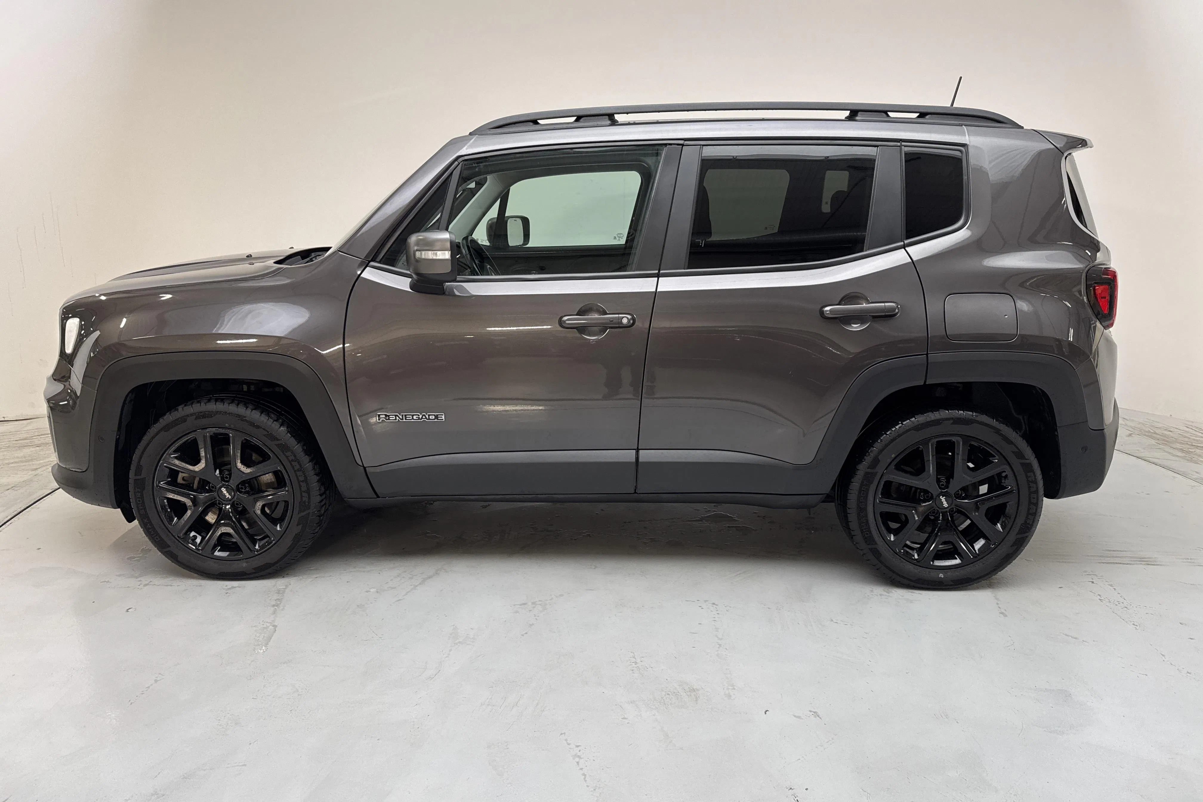 Presentationsfoto 2 av 13: Jeep Renegade 1.3 PHEV 4WD (190hk) - 9 256 mil - Automat - grå - 2020