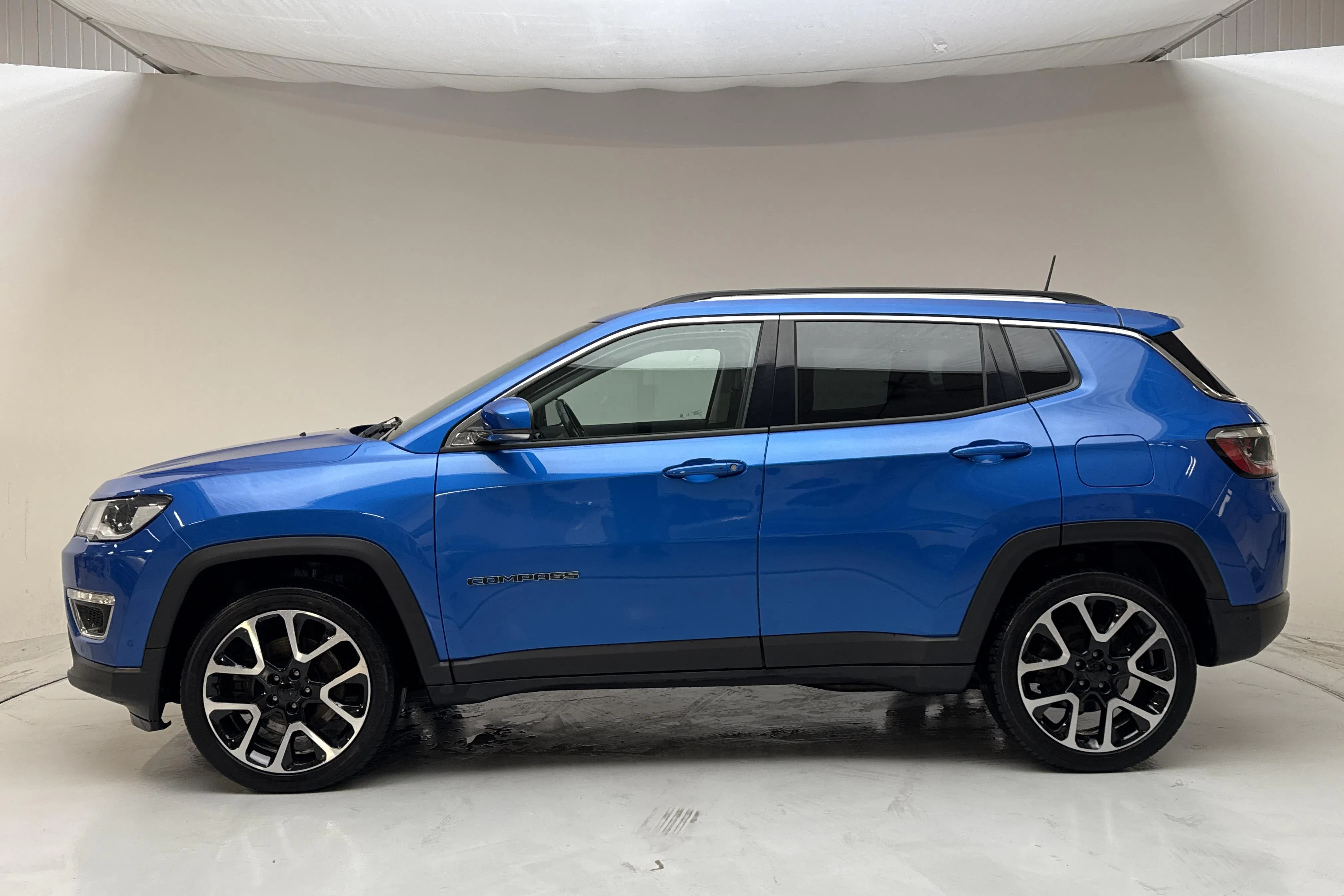Presentationsfoto 2 av 16: Jeep Compass 1.3 PHEV 4WD (190hk) - 8 058 mil - Automat - blå - 2020
