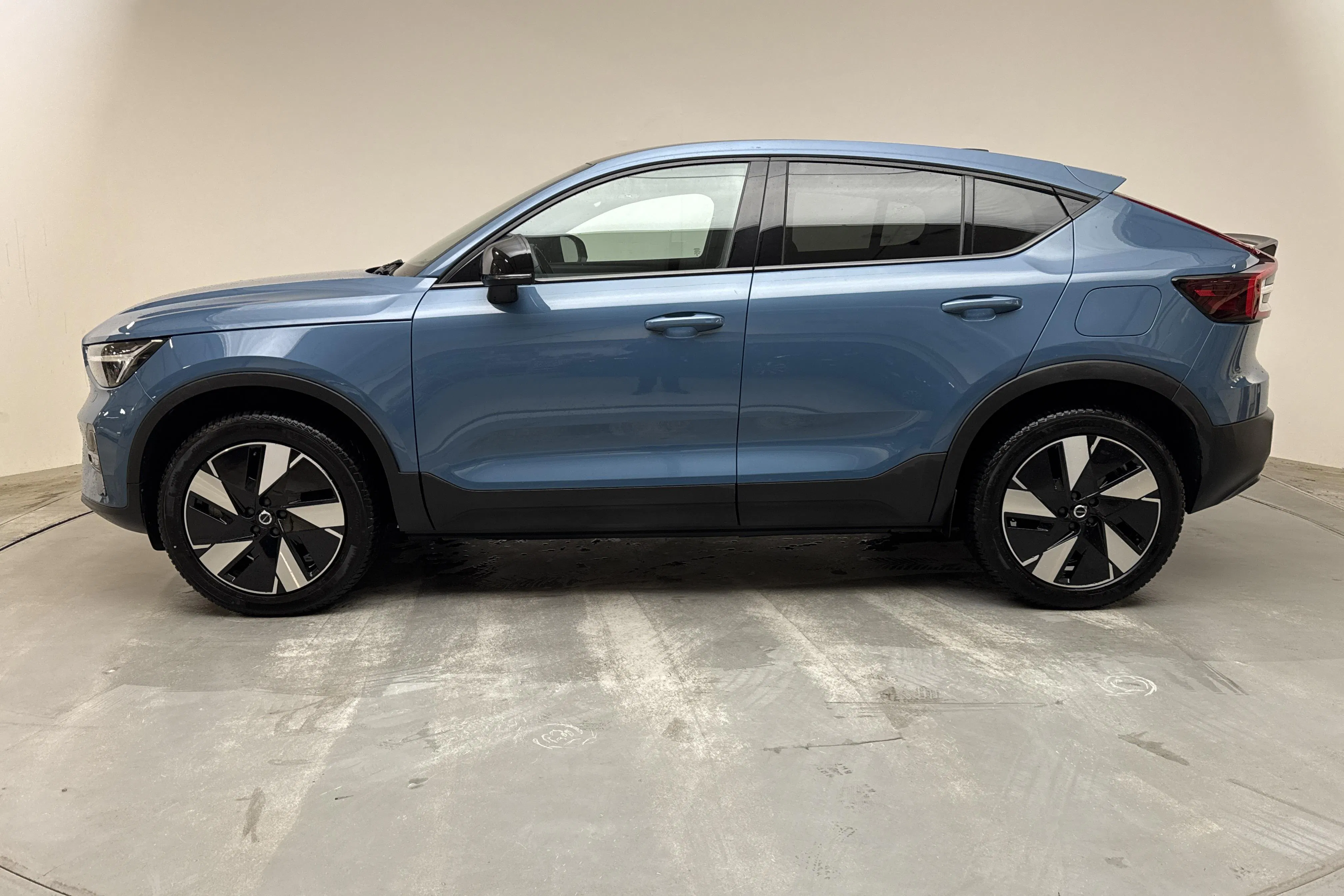 Presentationsfoto 2 av 17: Volvo C40 Recharge Extended Range (252hk) - 2 465 mil - Automat - blå - 2024