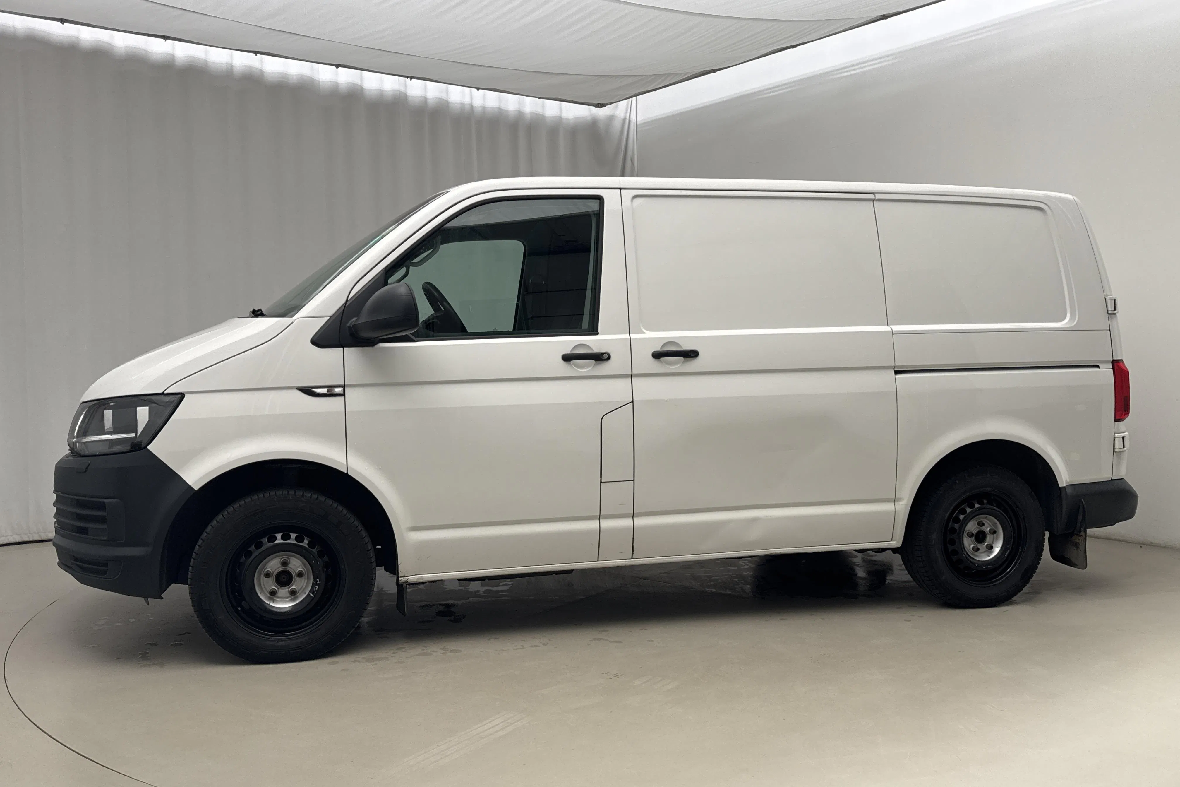 Presentation photo 2 of 18: VW Transporter T6 2.0 TDI BMT Skåp (150hk) - 217 370 km - Automatic - white - 2017
