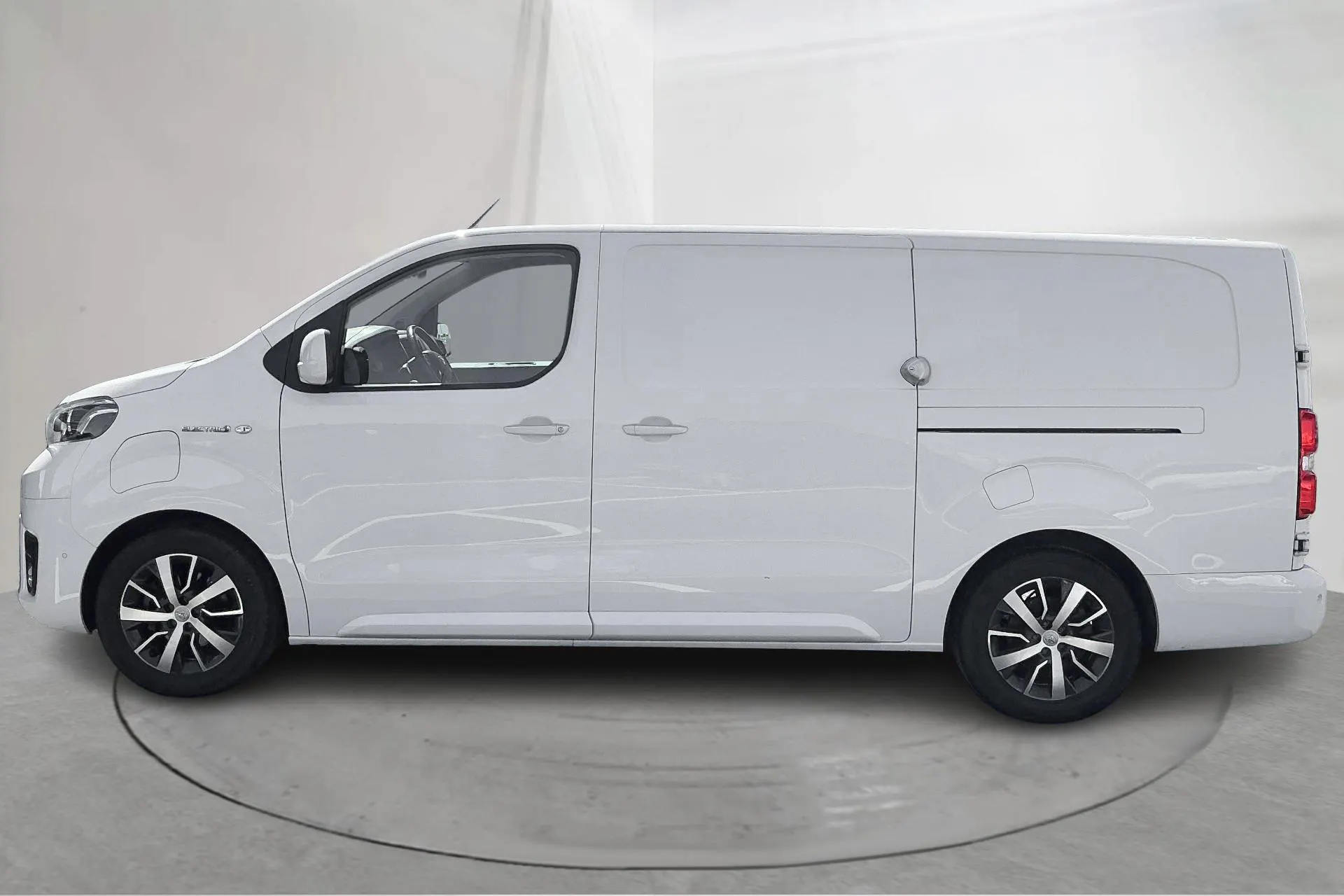 Presentationsfoto 2 av 17: Toyota PROACE Electric 75kWh (136hk) - 8 468 mil - Automat - vit - 2023