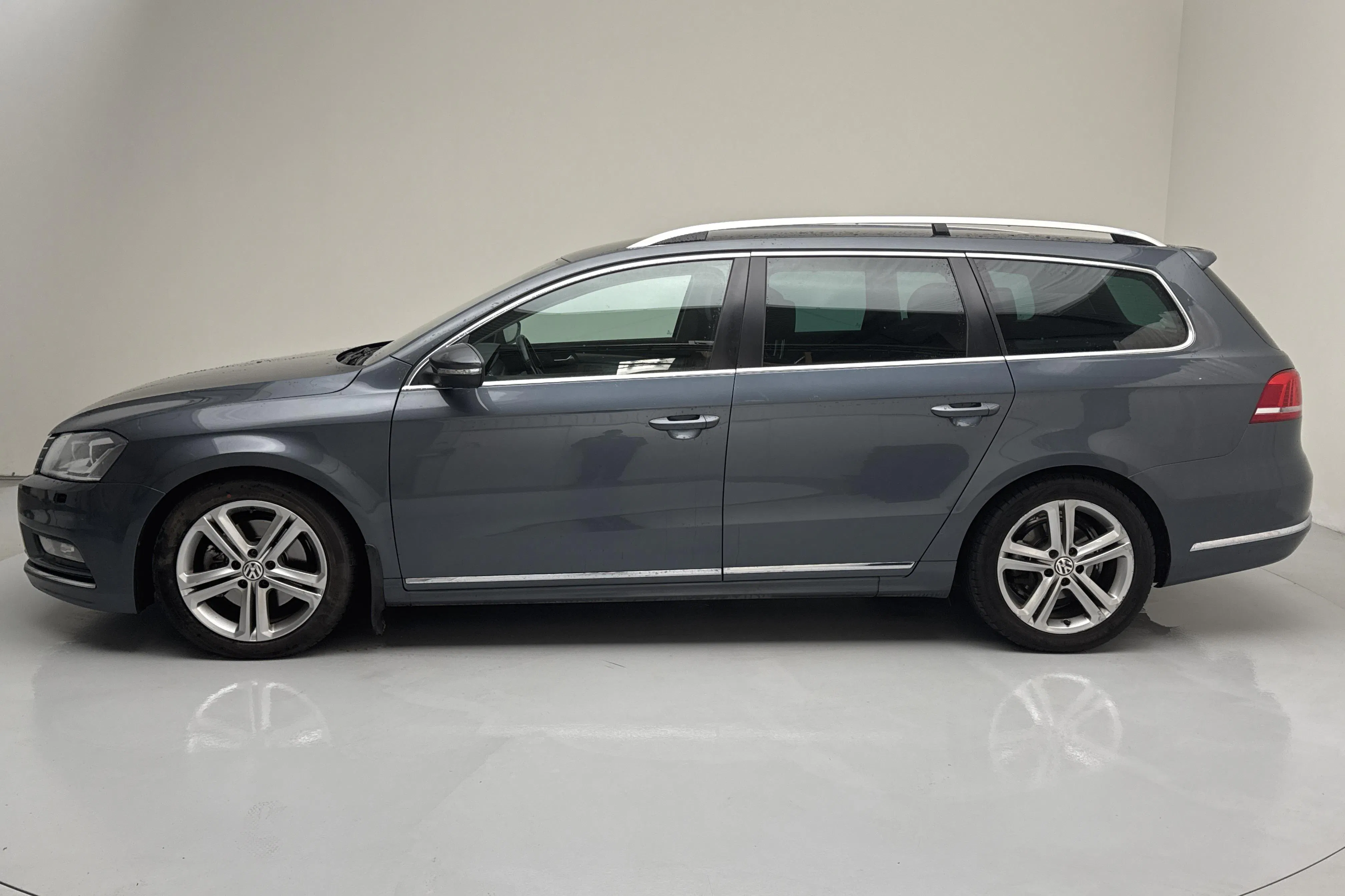 Presentation photo 2 of 15: VW Passat 2.0 TDI BlueMotion Technology Variant 4Motion (177hk) - 248 670 km - Automatic - Light Grey - 2014