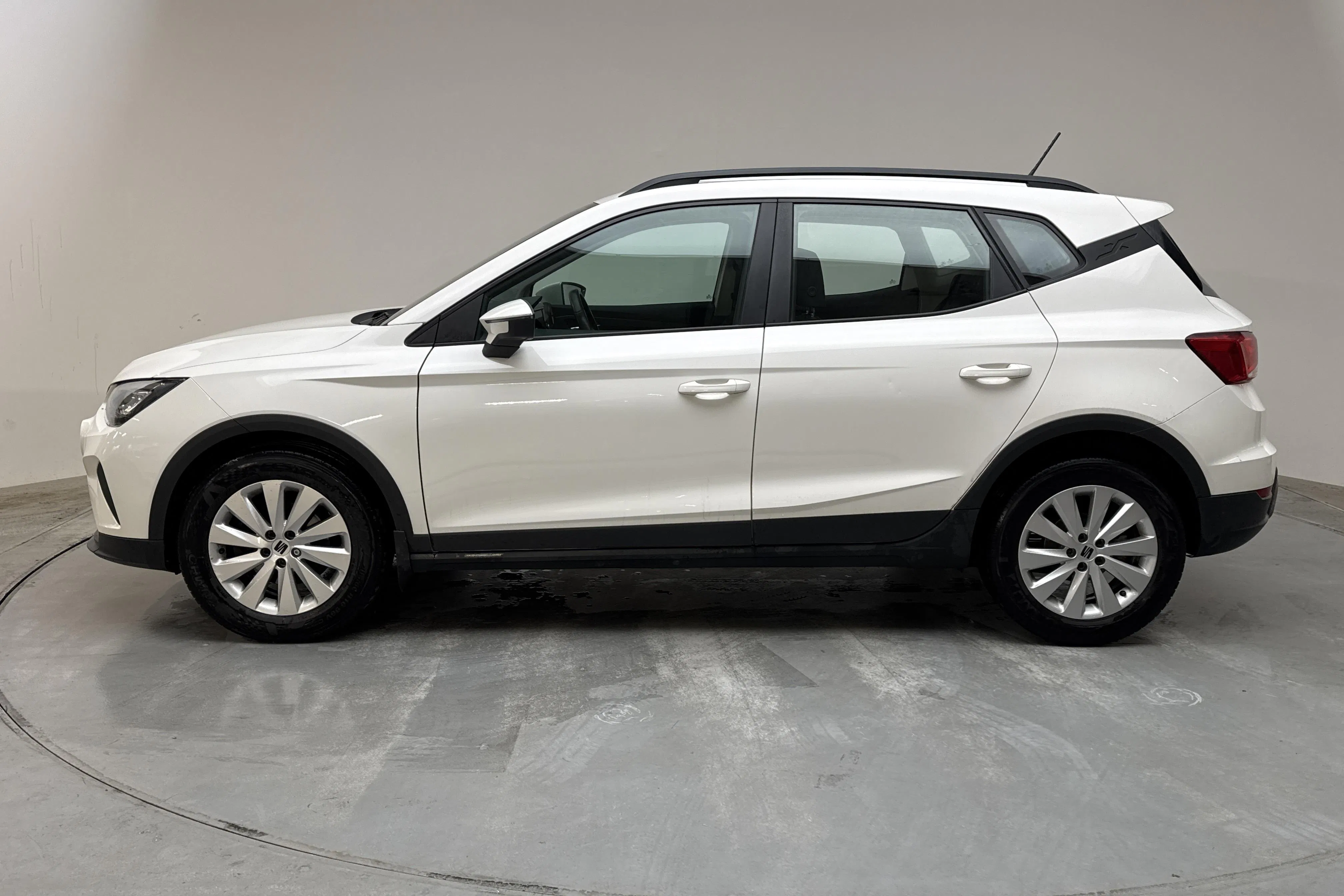 Presentationsfoto 2 av 12: Seat Arona 1.0 TSI (110hk) - 18 052 mil - Automat - vit - 2022