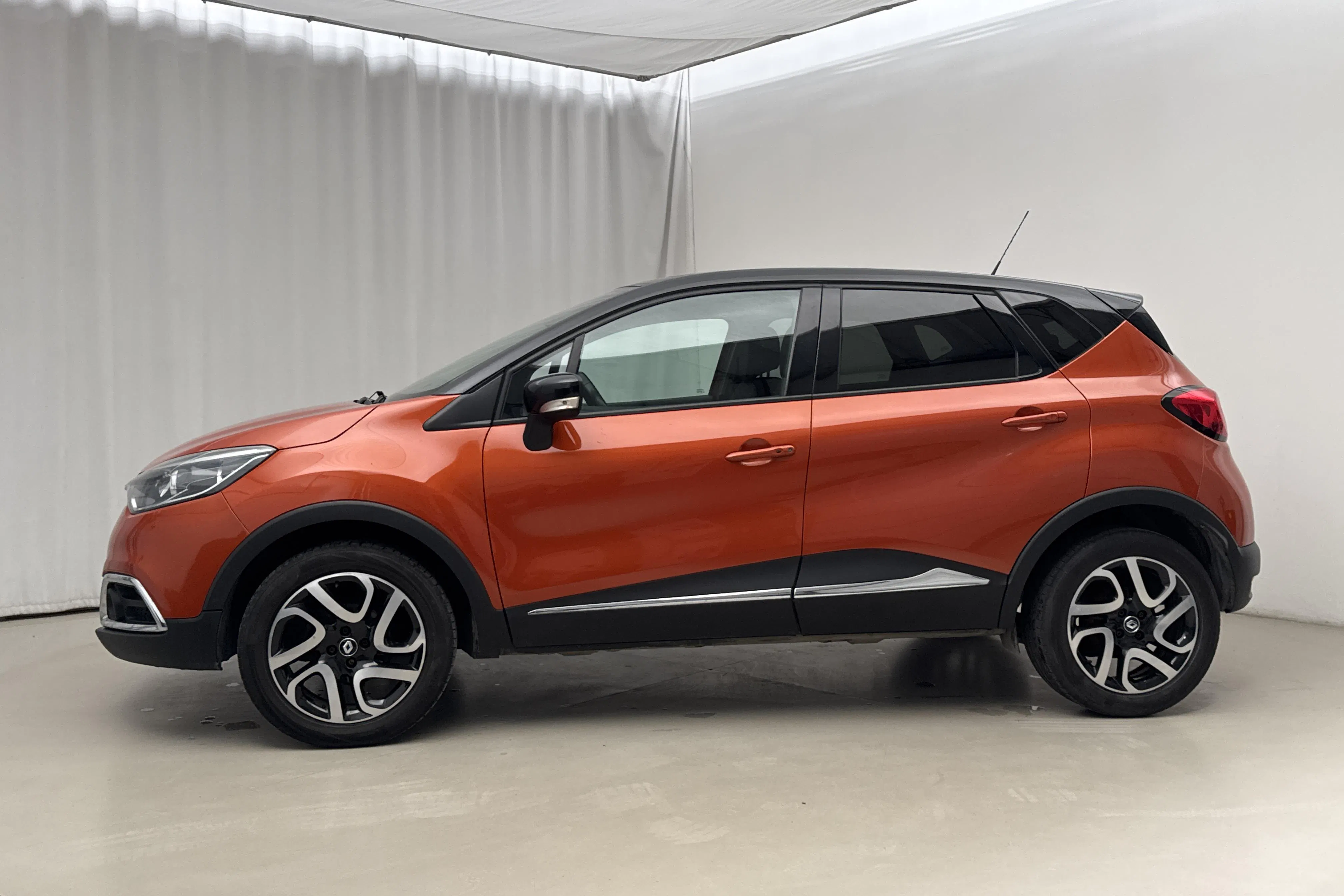 Presentationsfoto 2 av 16: Renault Captur 0.9 TCe (90hk) - 11 989 mil - Manuell - 2017