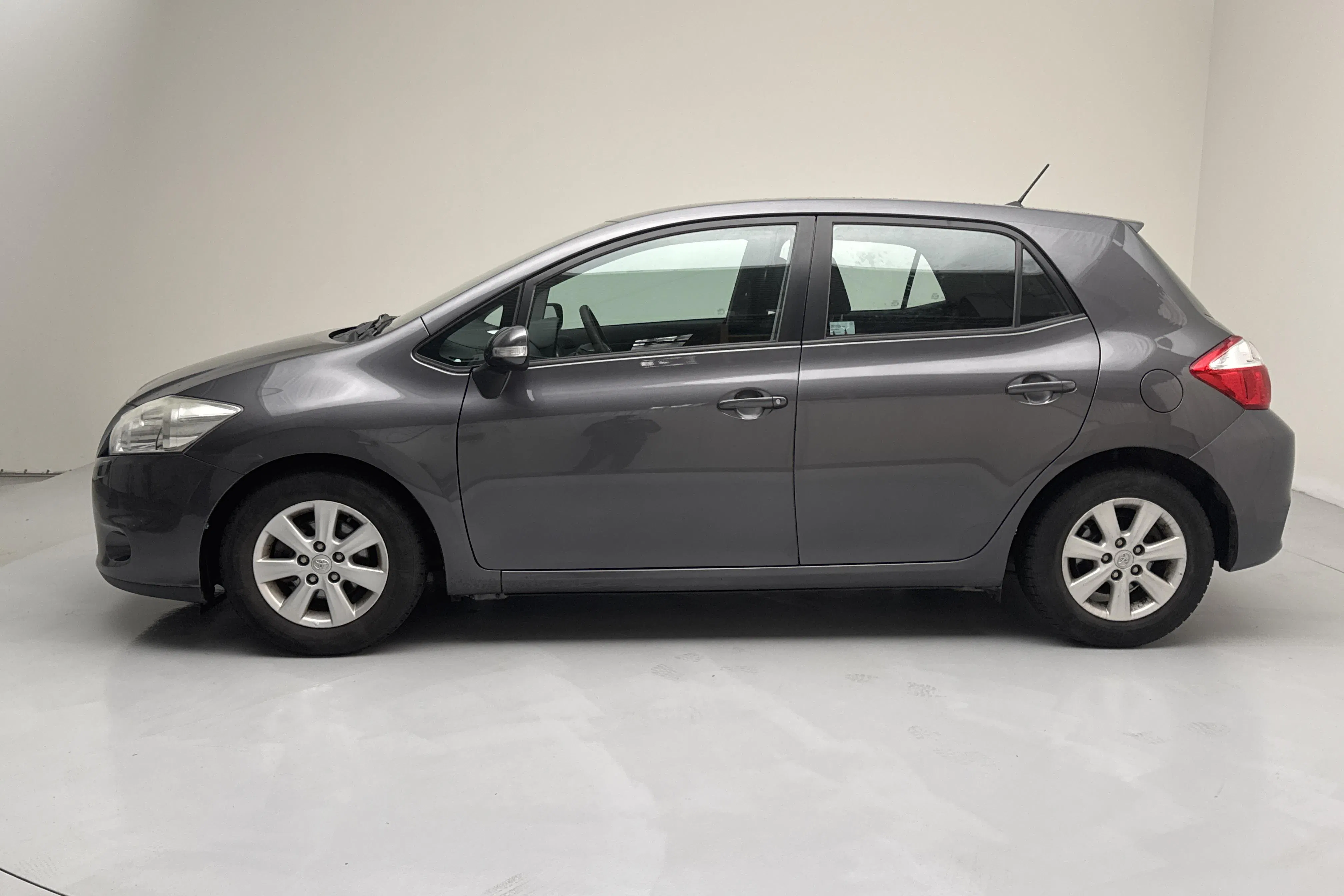Presentationsfoto 2 av 12: Toyota Auris 1.4 D-4D 5dr (90hk) - 19 225 mil - Manuell - Dark Grey - 2012
