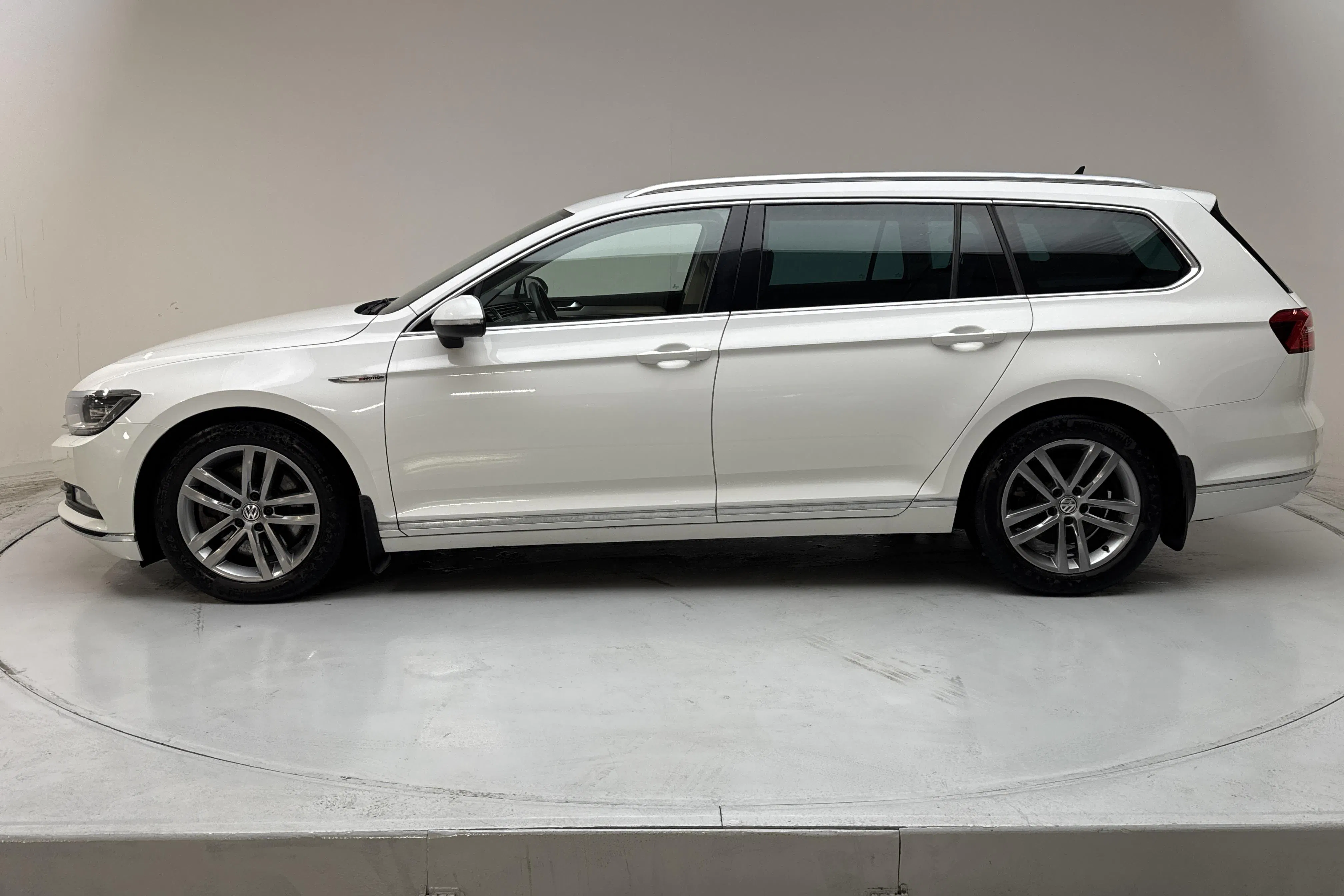 Presentation photo 2 of 18: VW Passat 2.0 TDI BiTurbo Sportscombi 4MOTION (240hk) - 232 100 km - Automatic - white - 2016