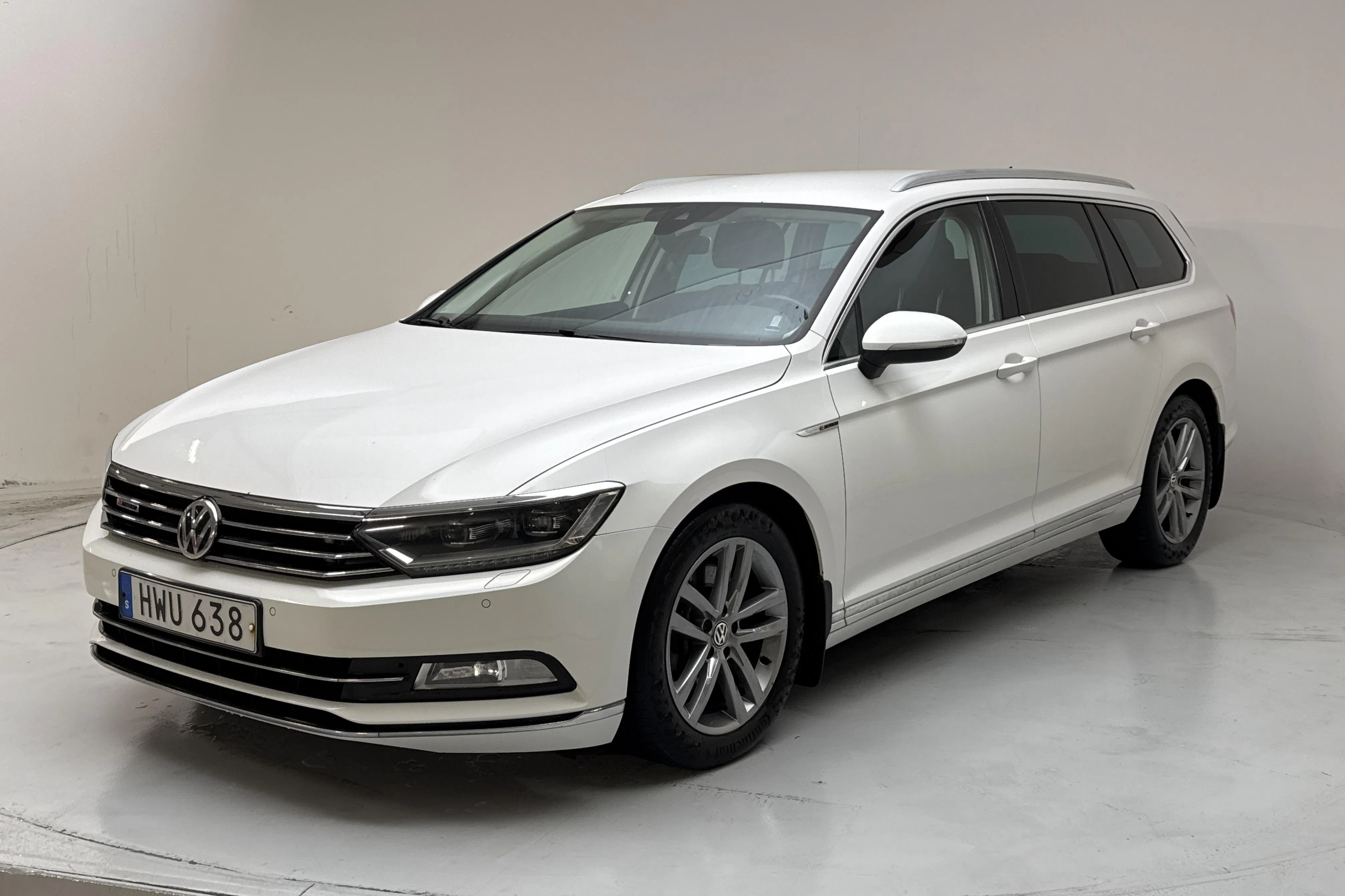 Presentation photo 1 of 18: VW Passat 2.0 TDI BiTurbo Sportscombi 4MOTION (240hk) - 232 100 km - Automatic - white - 2016