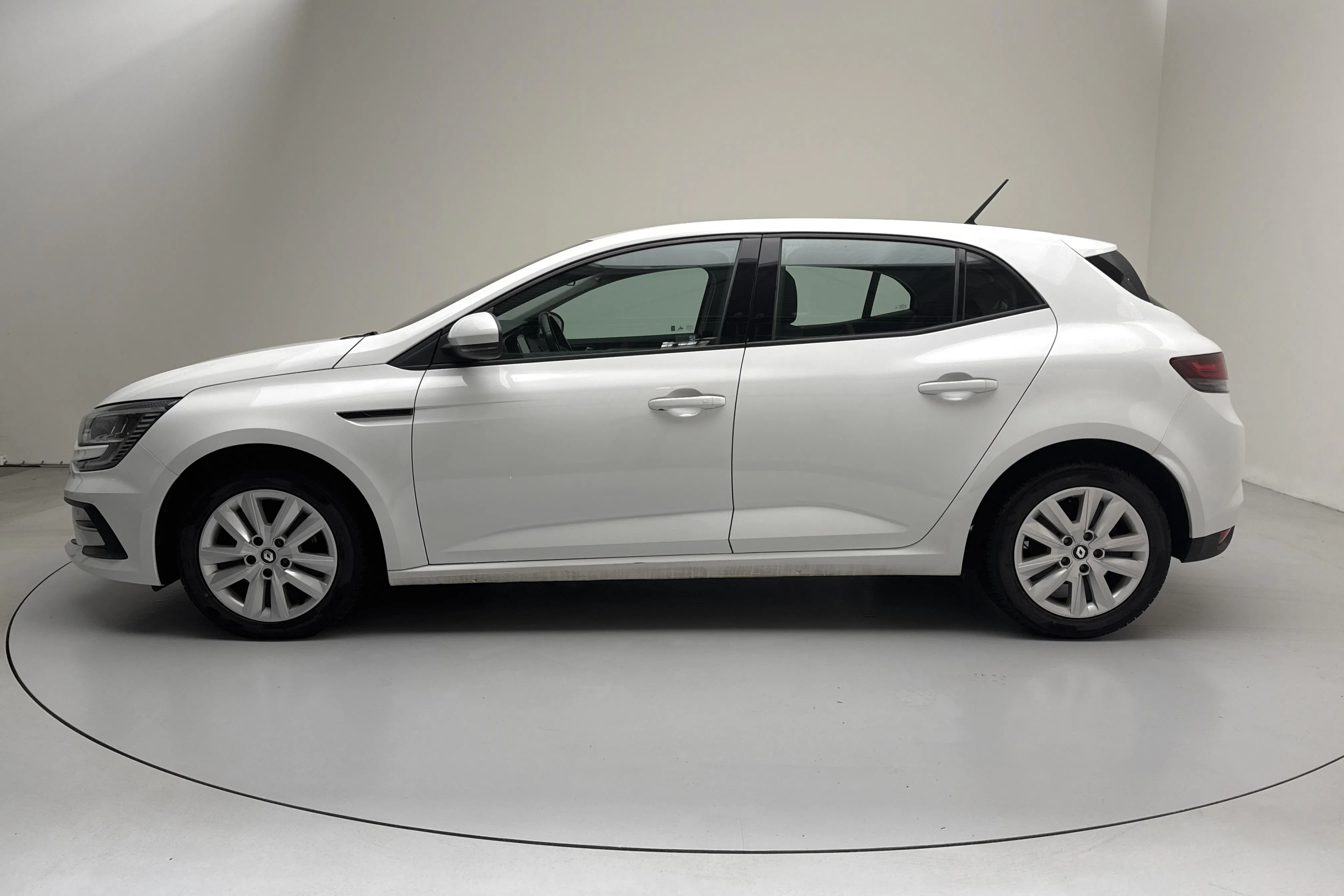 Presentationsfoto 2 av 13: Renault Mégane 1.5 dCi Sport Tourer (115hk) - 15 456 mil - Automat - vit - 2022