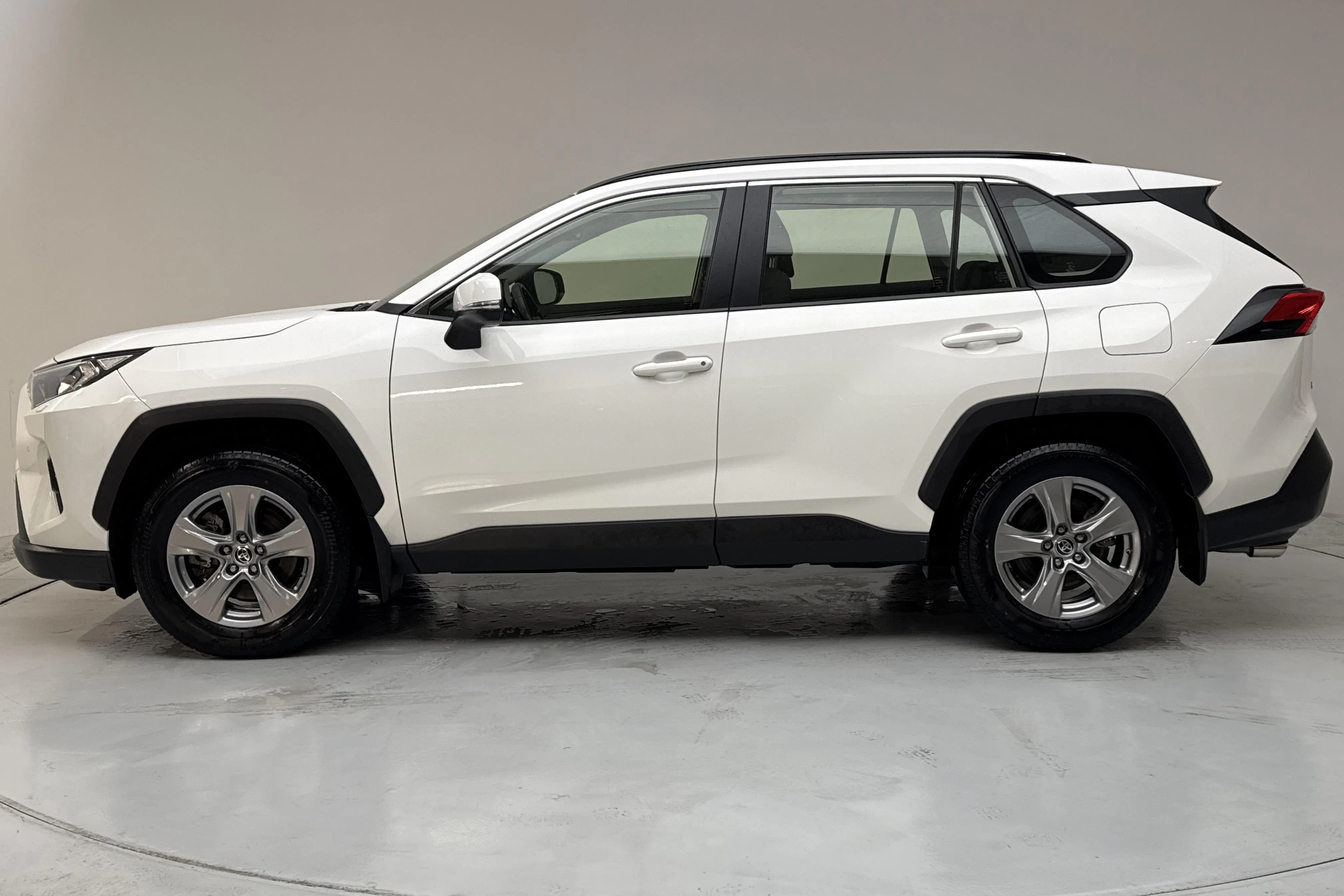 Presentationsfoto 2 av 15: Toyota RAV4 2.5 HSD AWD (222hk) - 2 510 mil - Automat - vit - 2023