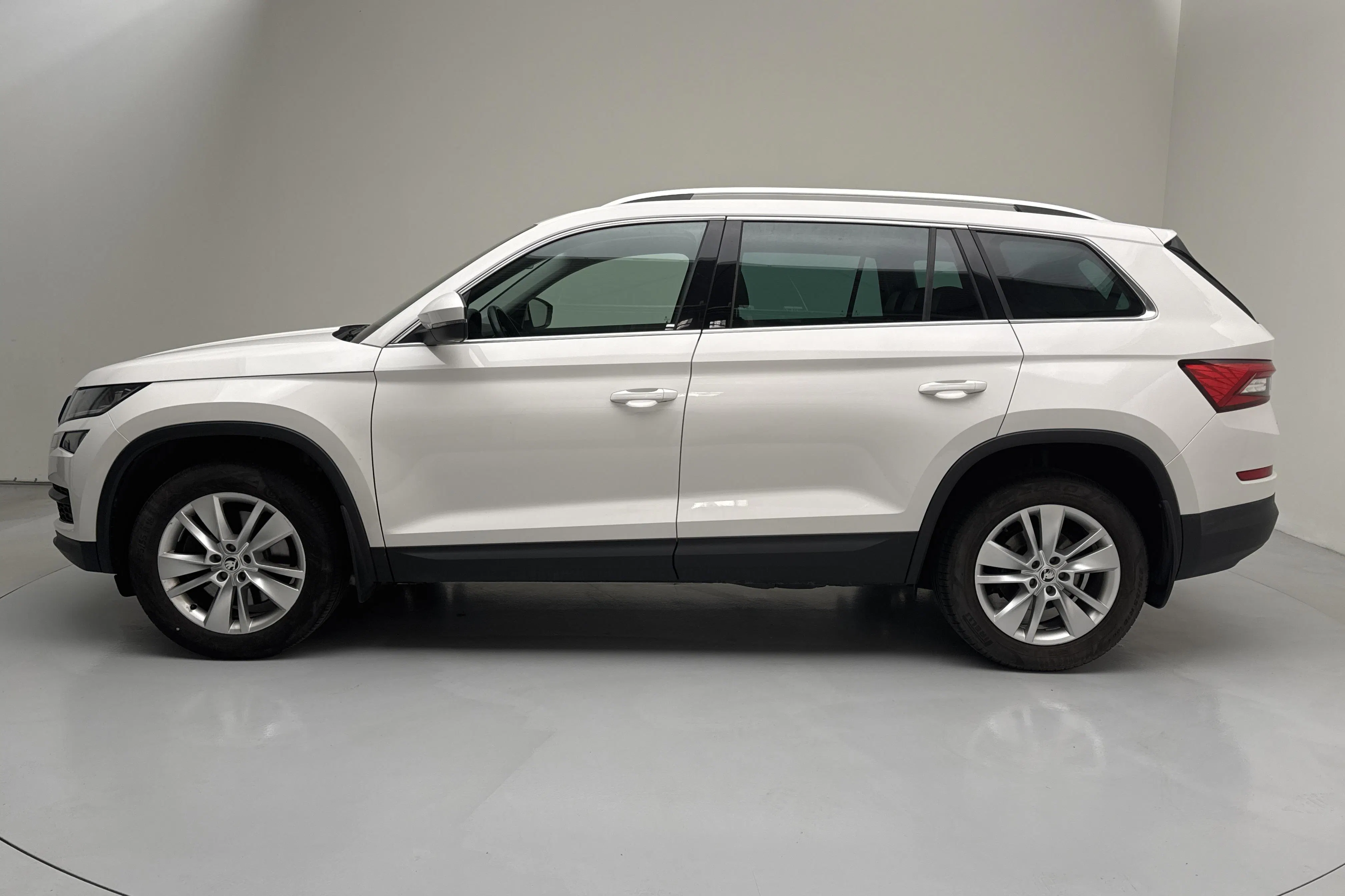 Presentationsfoto 2 av 17: Skoda Kodiaq 2.0 TDI 4X4 (190hk) - 6 849 mil - Automat - vit - 2019