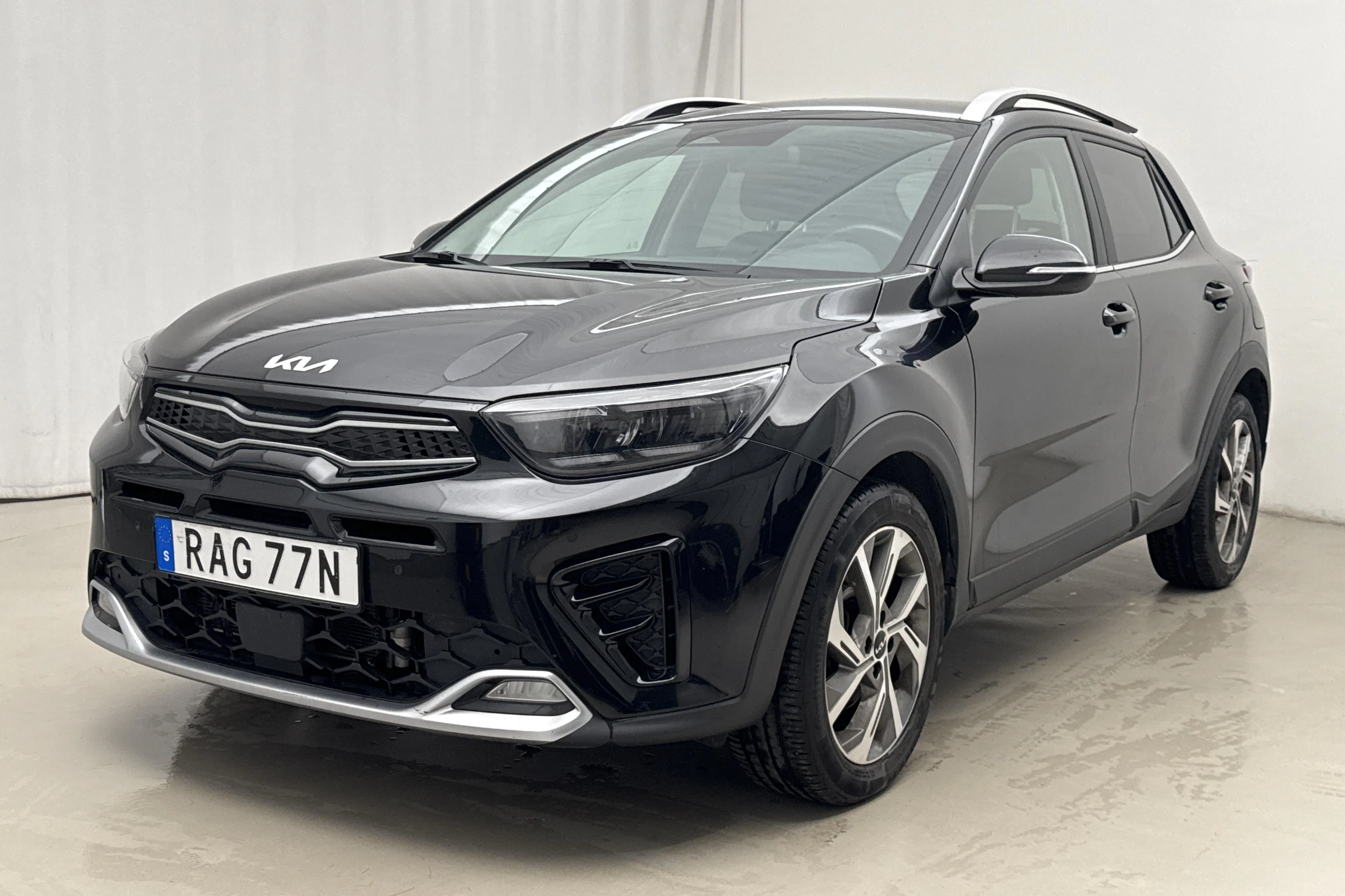 Presentationsfoto 1 av 17: KIA Stonic 1.0 T-GDi (120hk) - 5 611 mil - Automat - svart - 2023