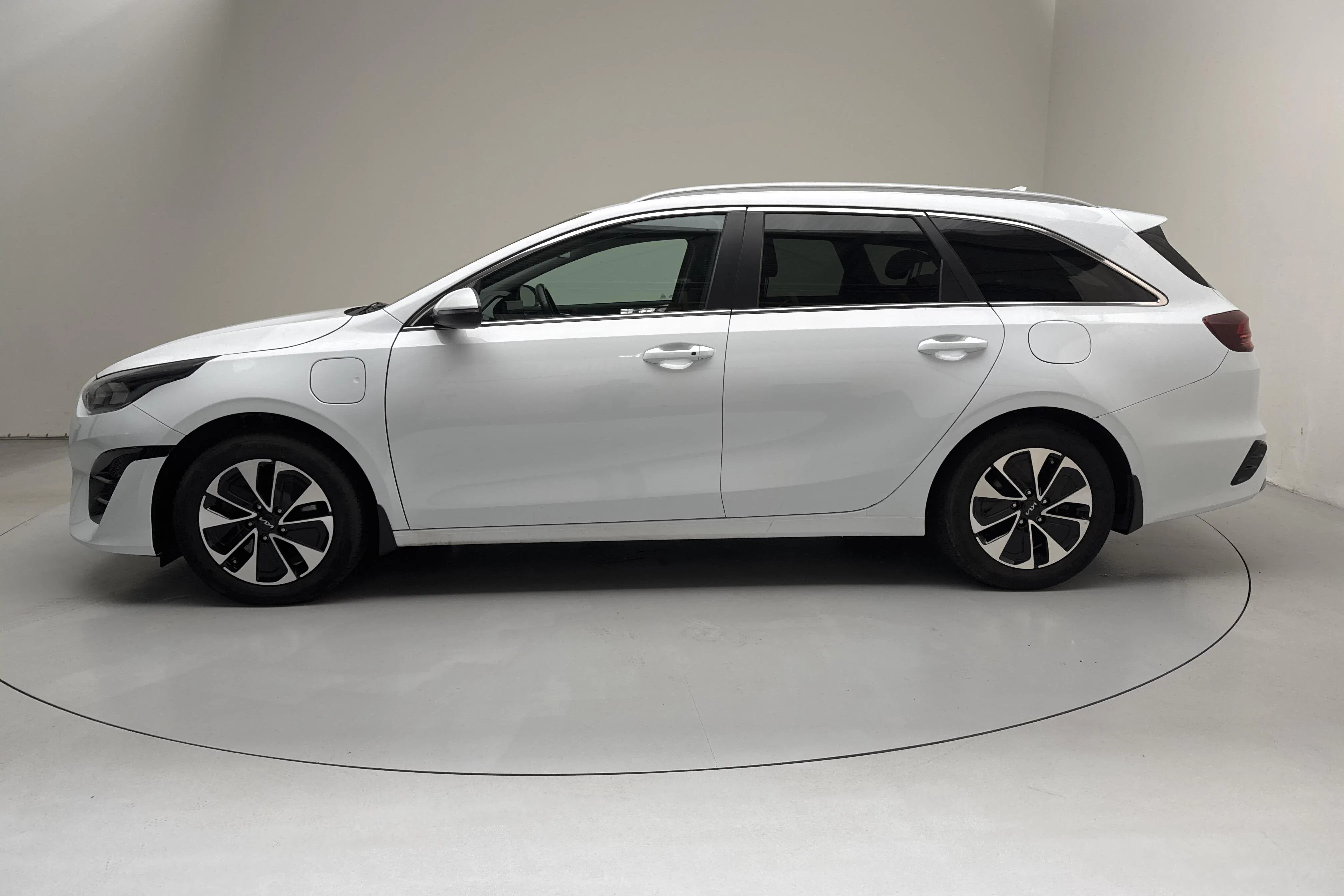 Presentationsfoto 2 av 16: KIA Ceed 1.6 Plug-in Hybrid SW (141hk) - 9 486 mil - Automat - vit - 2023