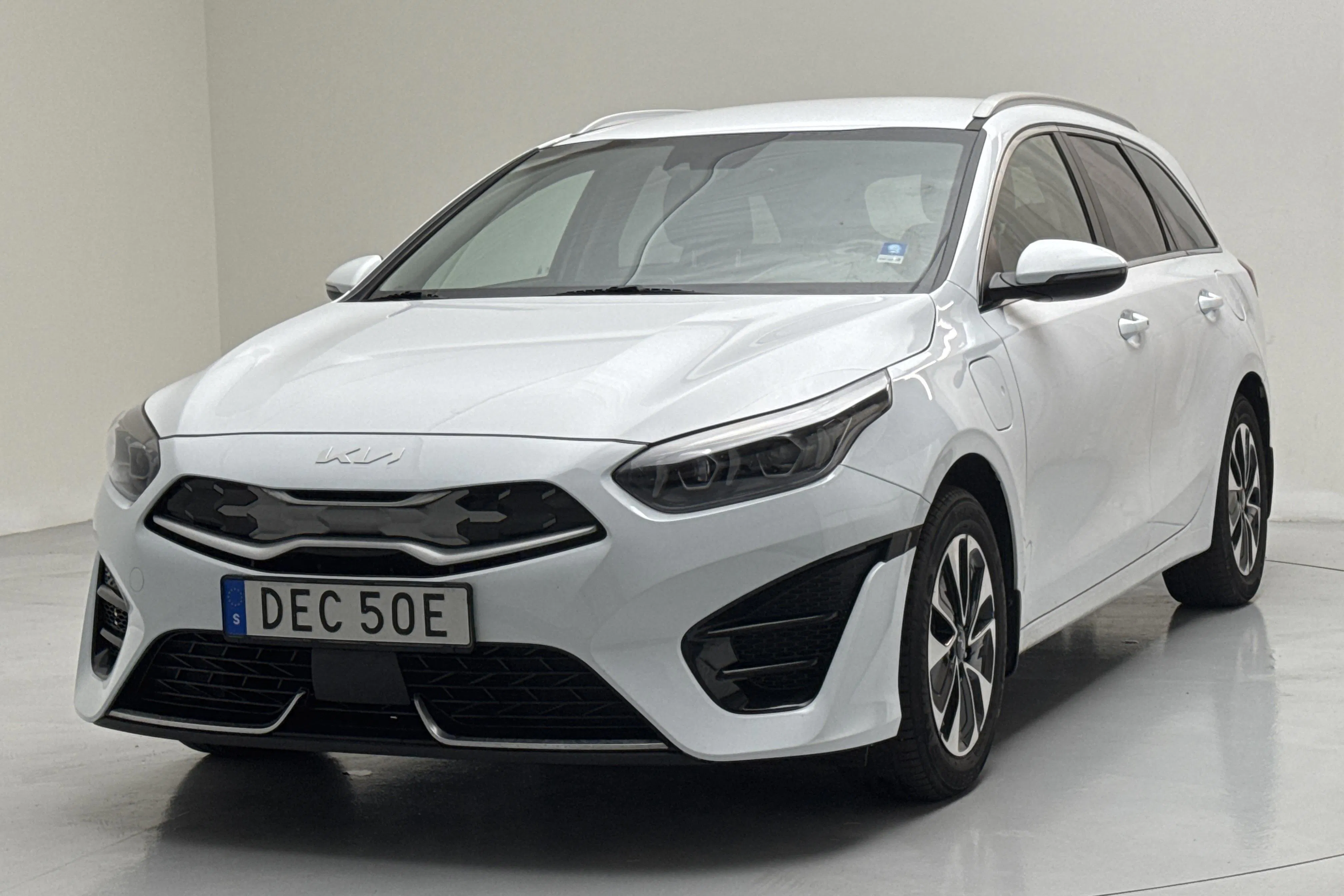 Presentationsfoto 1 av 16: KIA Ceed 1.6 Plug-in Hybrid SW (141hk) - 9 486 mil - Automat - vit - 2023
