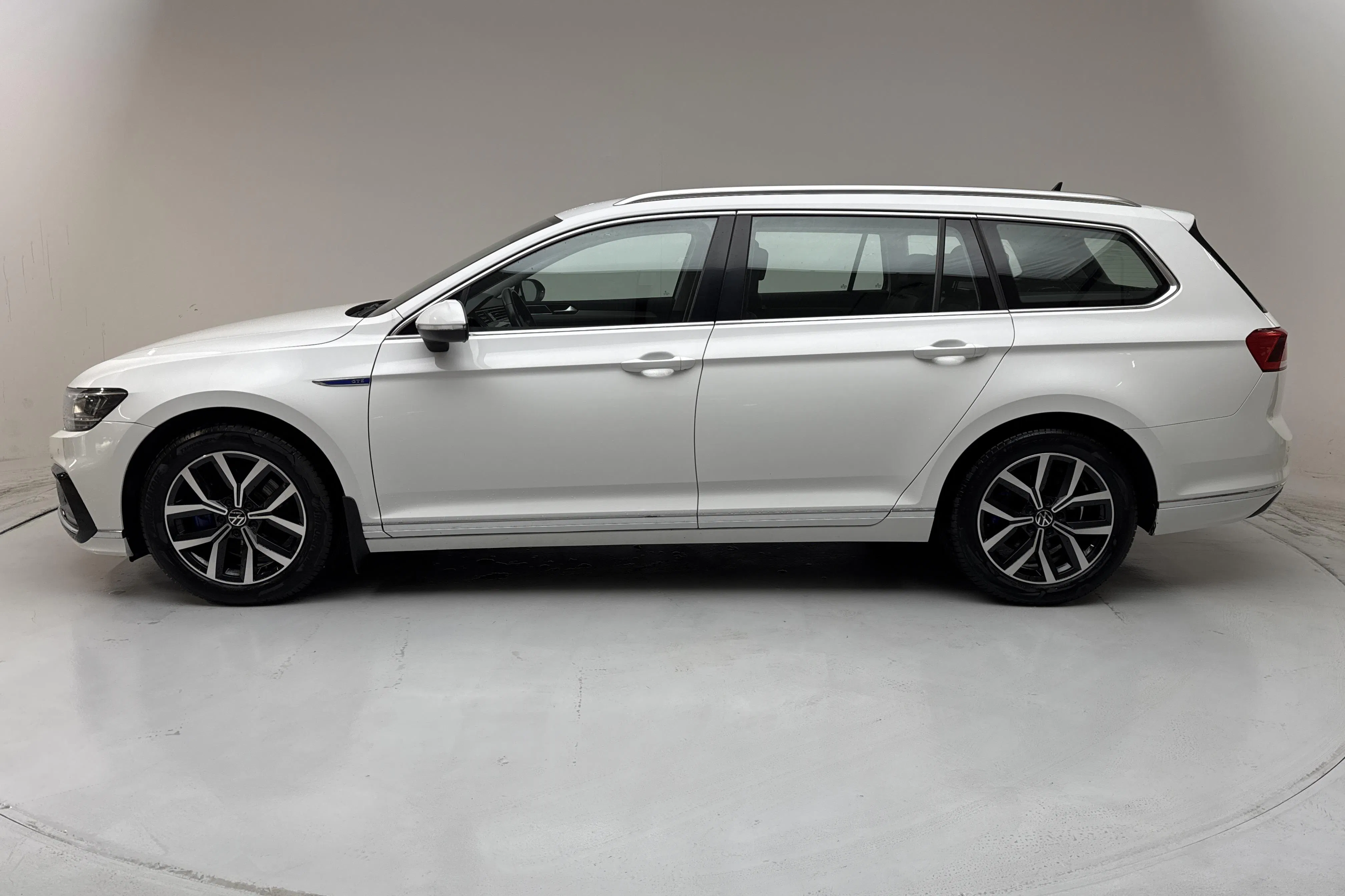 Presentation photo 2 of 15: VW Passat 1.4 GTE Sportscombi (218hk) - 141 600 km - Automatic - white - 2021