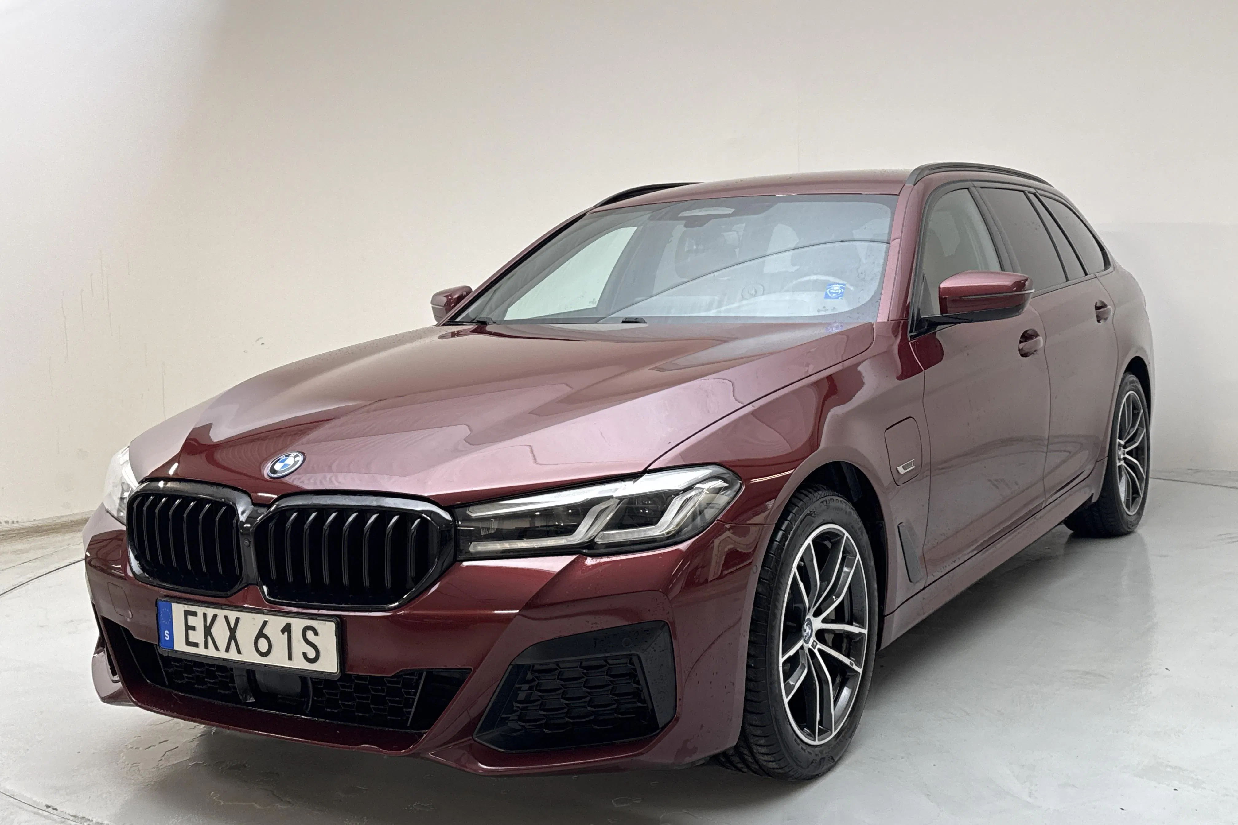 Presentationsfoto 1 av 20: BMW 530e xDrive Touring, G31 12kWh LCI (292hk) - 5 057 mil - Automat - röd - 2023