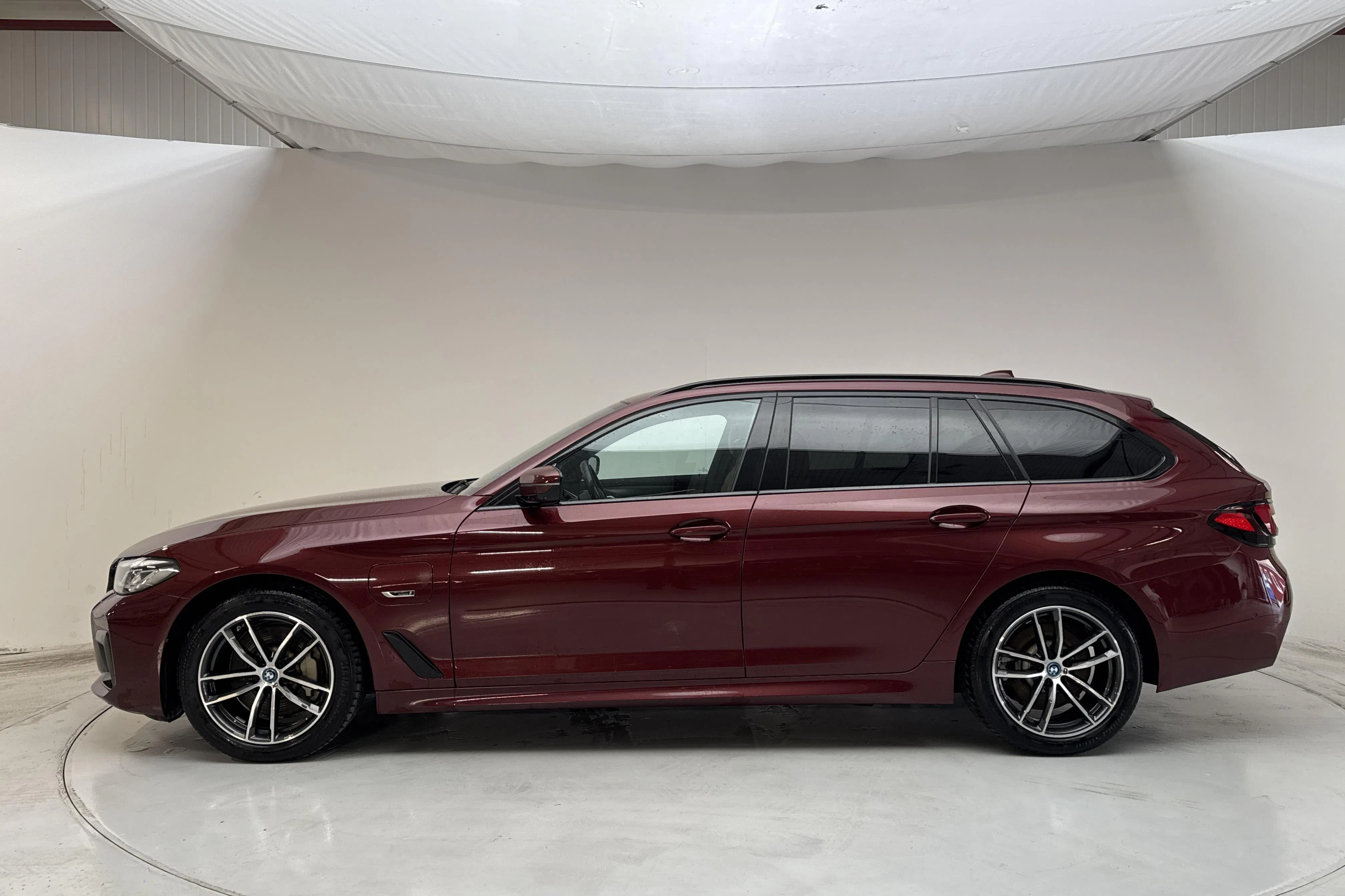 Presentationsfoto 2 av 20: BMW 530e xDrive Touring, G31 12kWh LCI (292hk) - 5 057 mil - Automat - röd - 2023