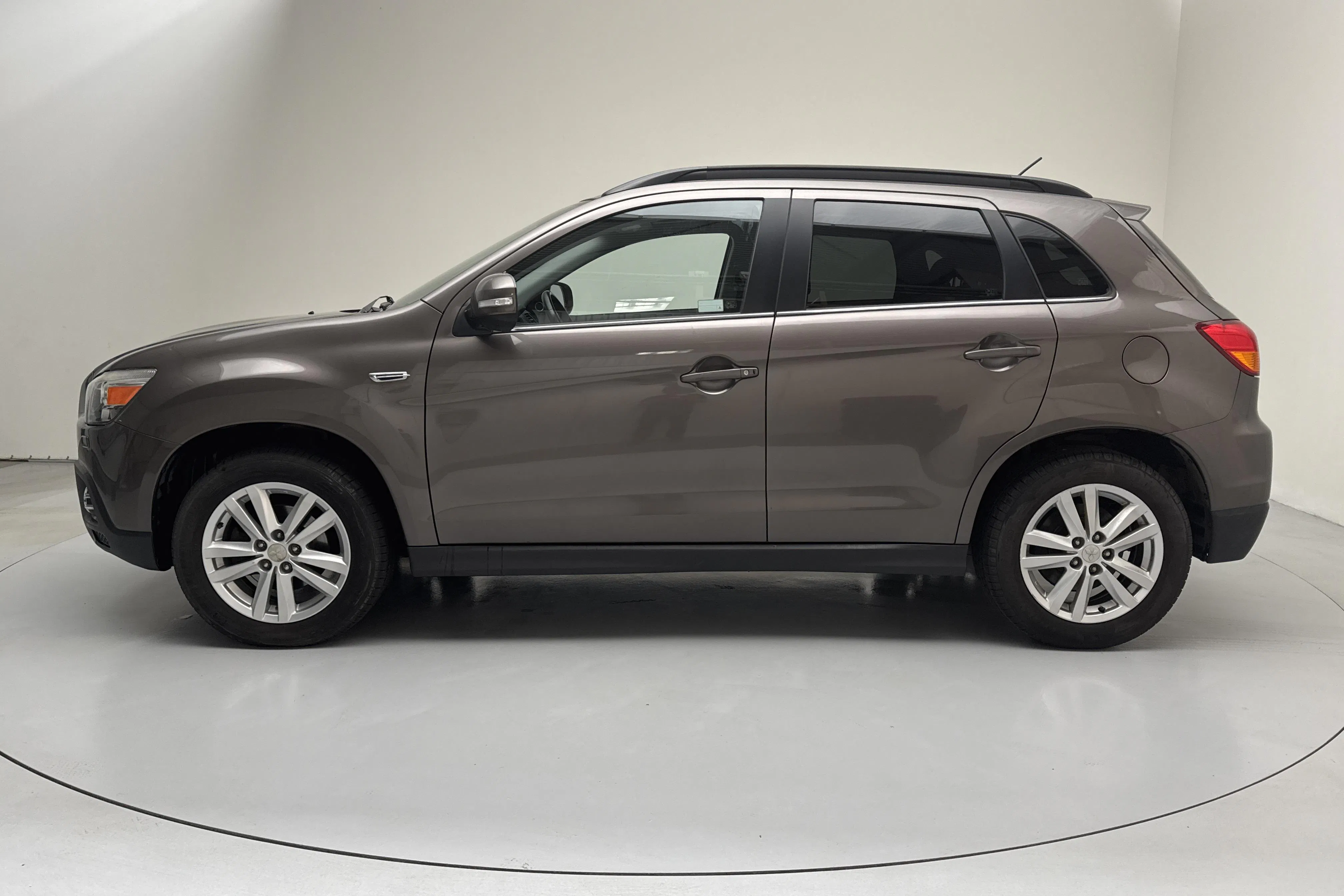 Presentationsfoto 2 av 14: Mitsubishi ASX 1.8 D 4WD (150hk) - 13 641 mil - Manuell - brun - 2011