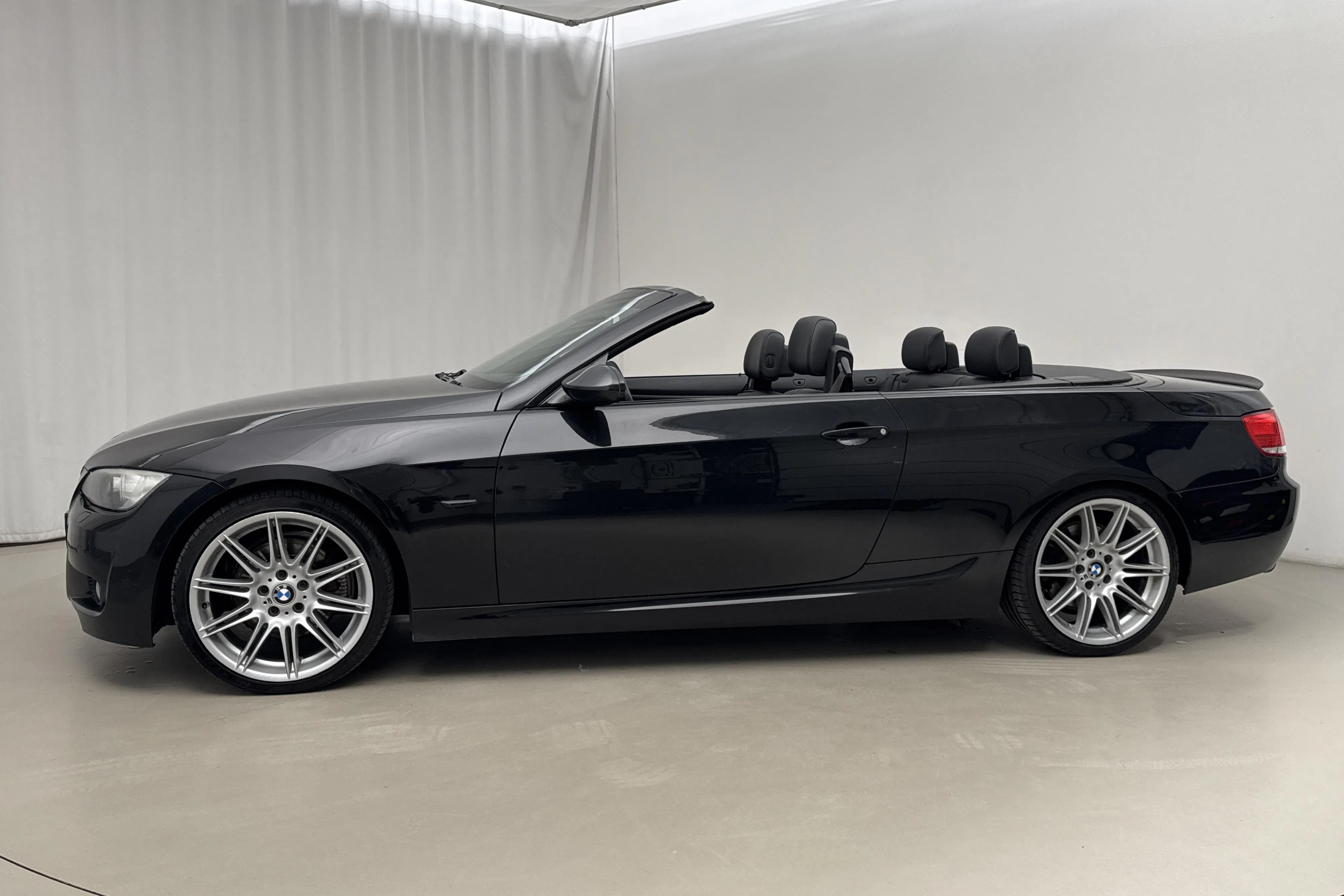 Presentation photo 2 of 22: BMW 325d Cabriolet, E93 (197hk) - 238 000 km - Automatic - black - 2009